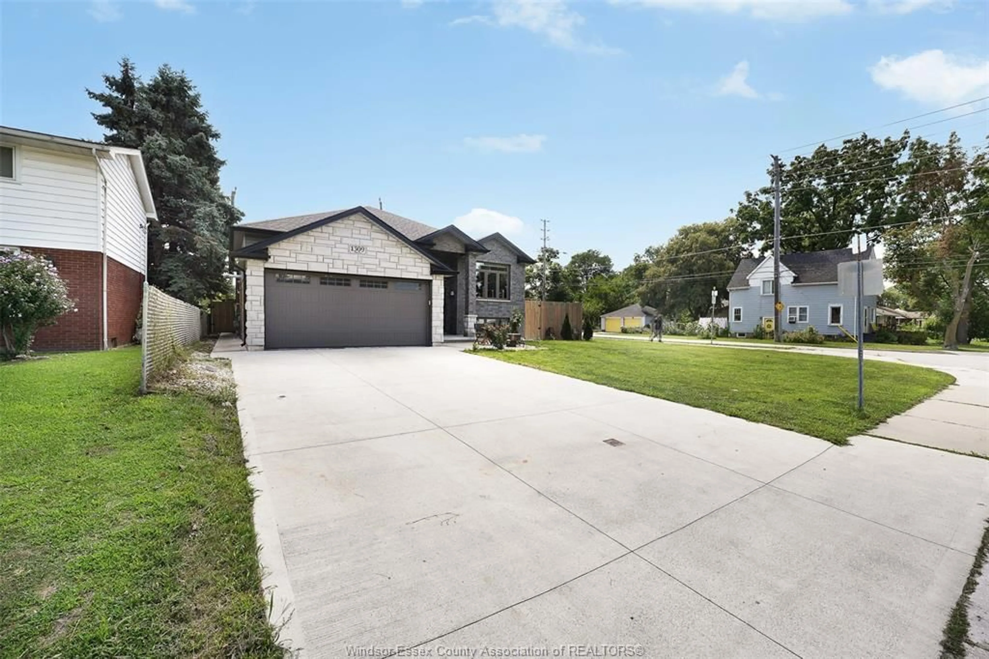 A pic from outside/outdoor area/front of a property/back of a property/a pic from drone, street for 1309 CHAPPELL Ave, Windsor Ontario N9C 3E1