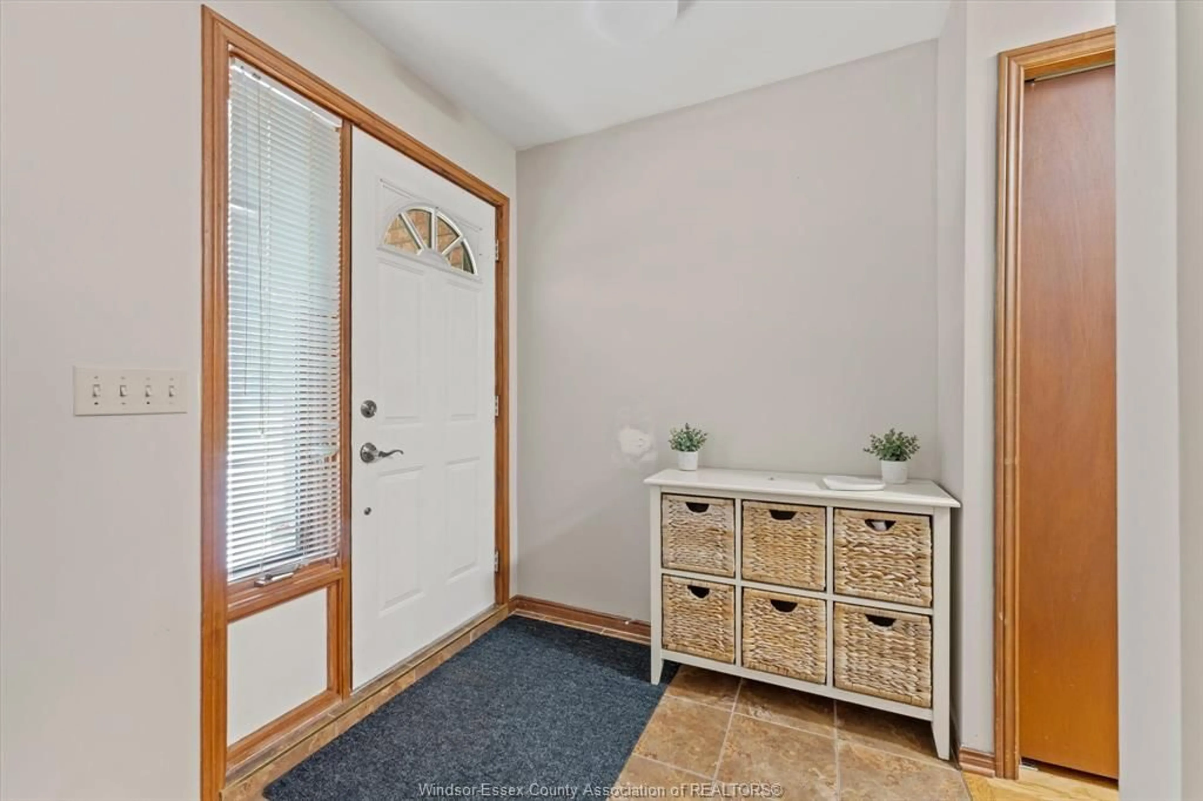 Indoor entryway for 281 ST PAUL Ave, Windsor Ontario N8S 3K7