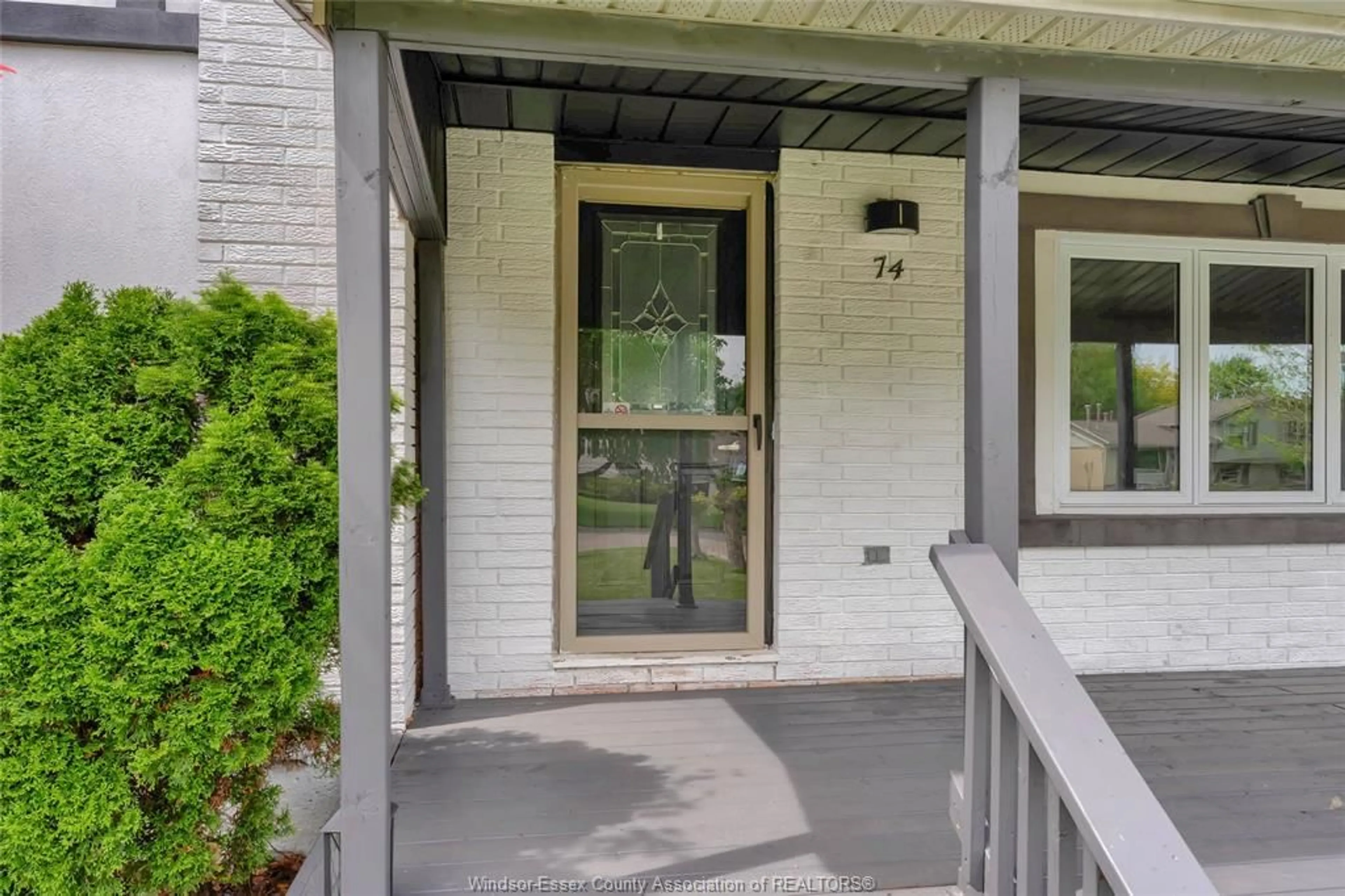 Indoor entryway for 74 CHESTNUT Dr, Chatham Ontario N7M 4Z1