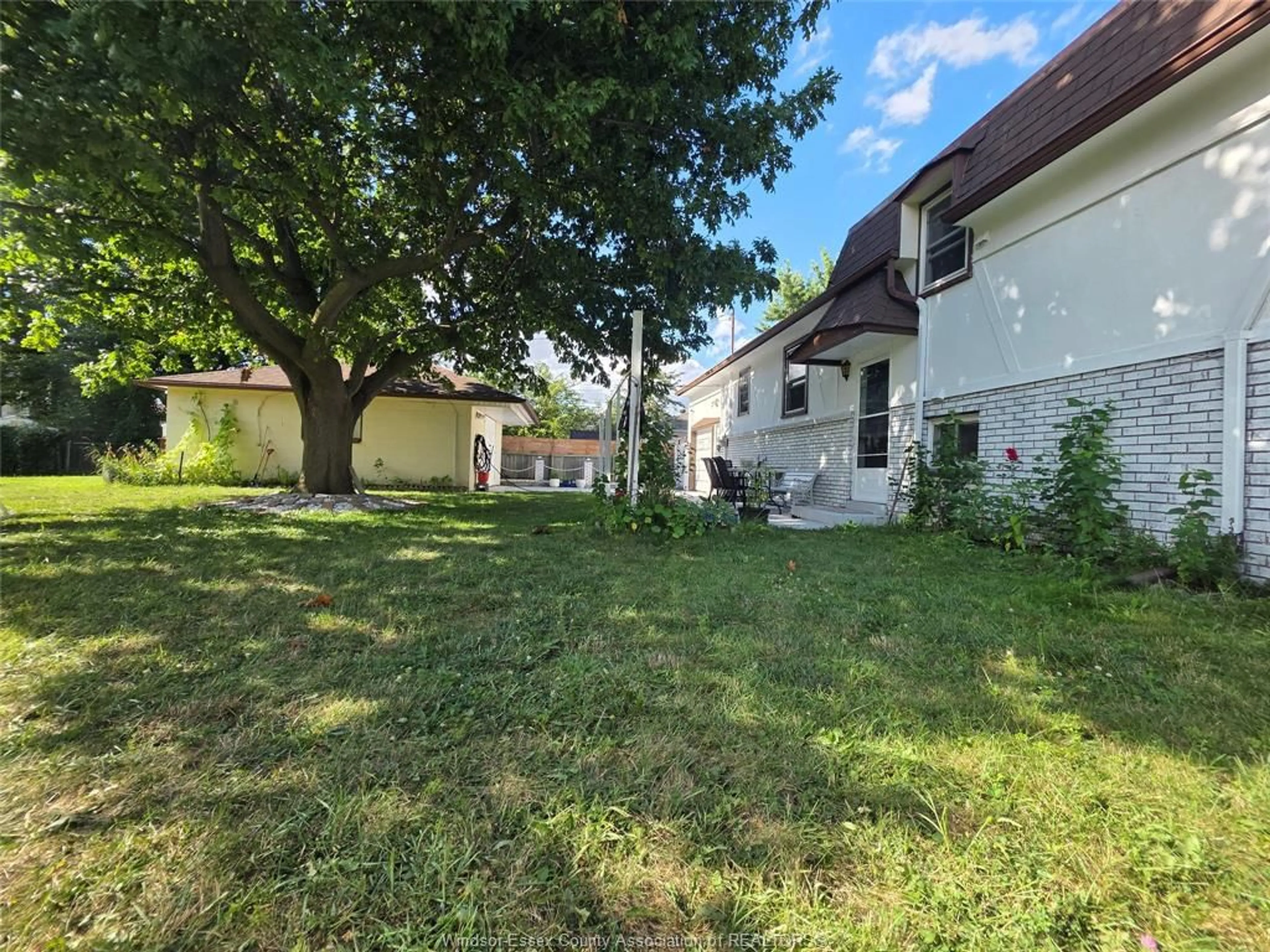 A pic from outside/outdoor area/front of a property/back of a property/a pic from drone, street for 3767 TURNER, Windsor Ontario N8W 3N2