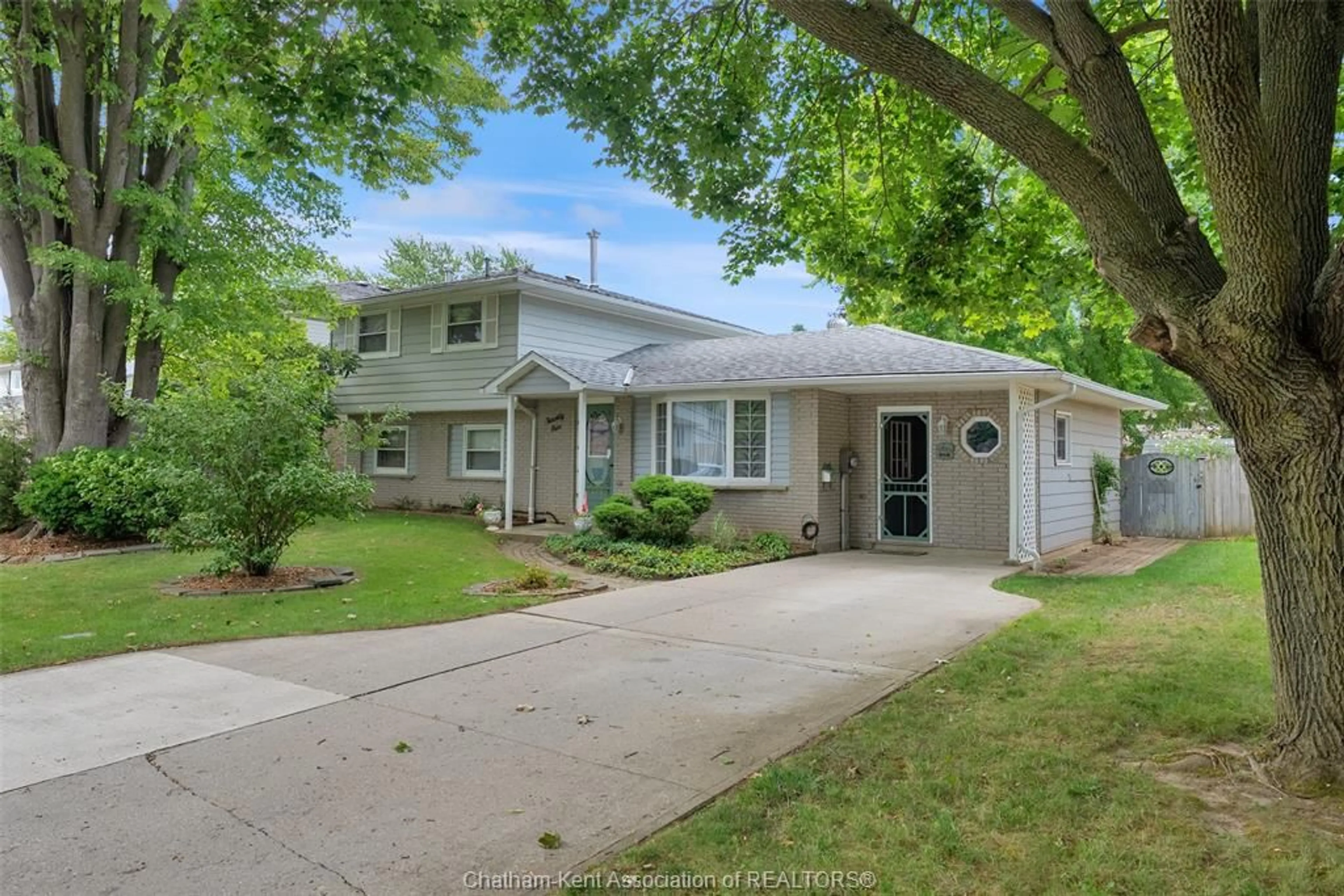 Home with vinyl exterior material, street for 25 Sylvester Dr, Chatham Ontario N7M 2B7