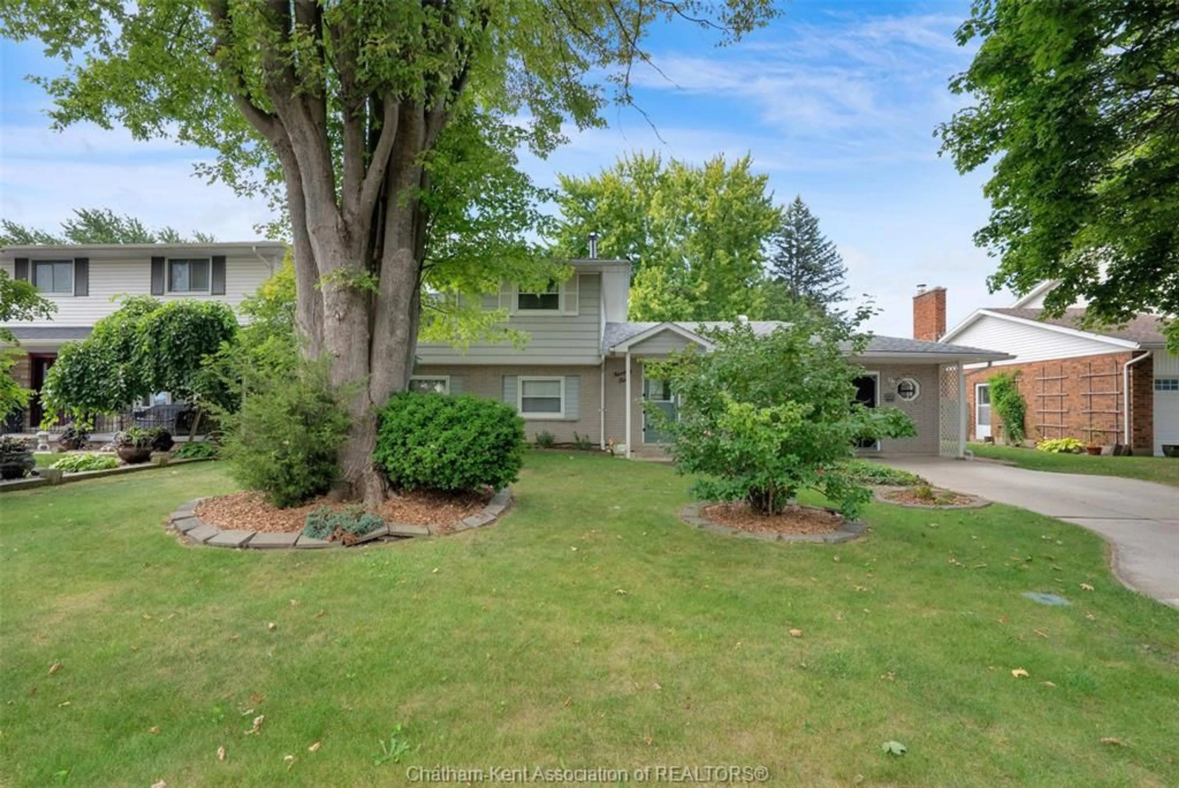 A pic from outside/outdoor area/front of a property/back of a property/a pic from drone, street for 25 Sylvester Dr, Chatham Ontario N7M 2B7