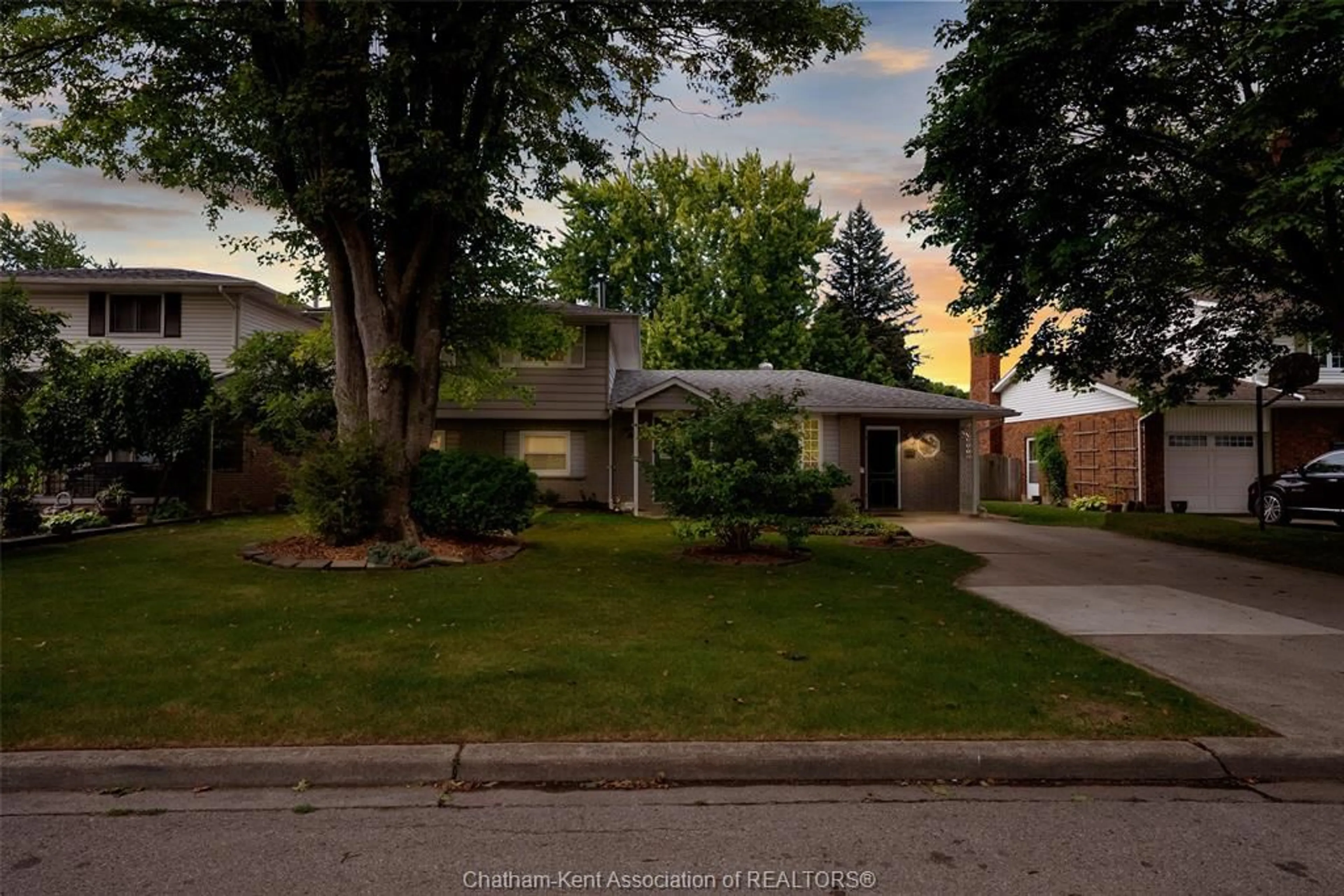 A pic from outside/outdoor area/front of a property/back of a property/a pic from drone, street for 25 Sylvester Dr, Chatham Ontario N7M 2B7