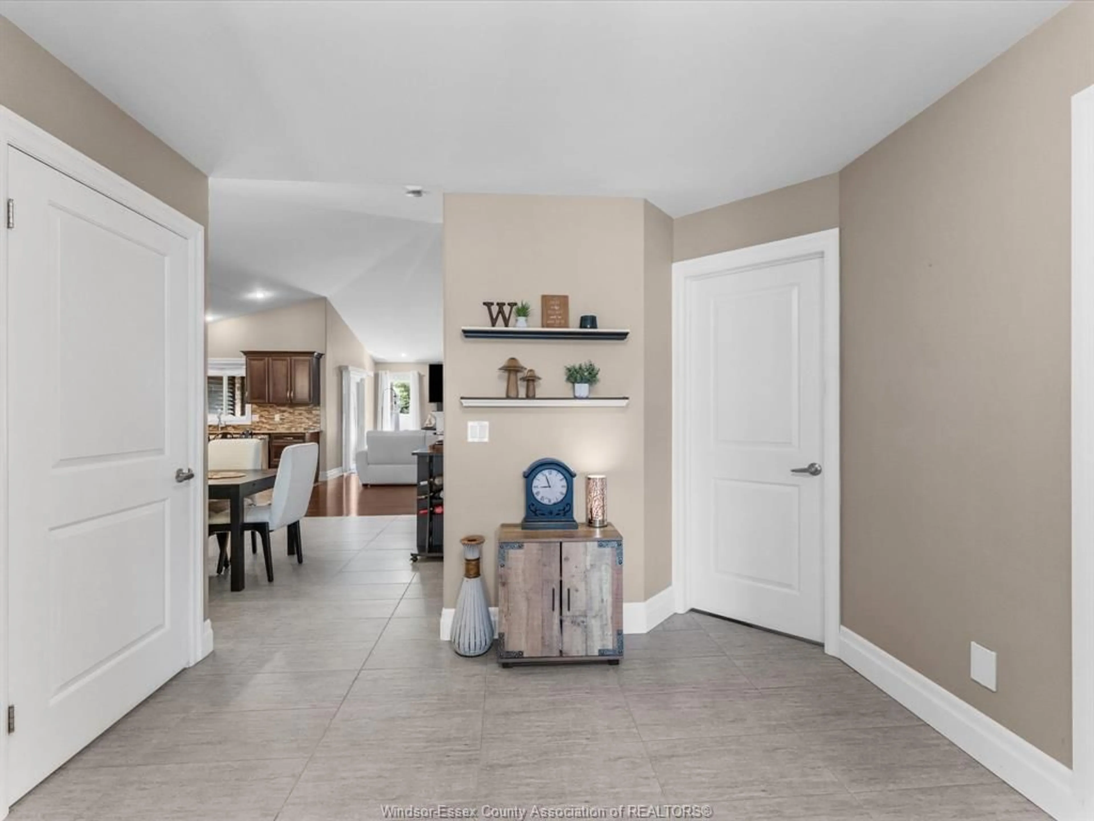 Indoor entryway for 500 BROWN Cres, Amherstburg Ontario N9V 0B9