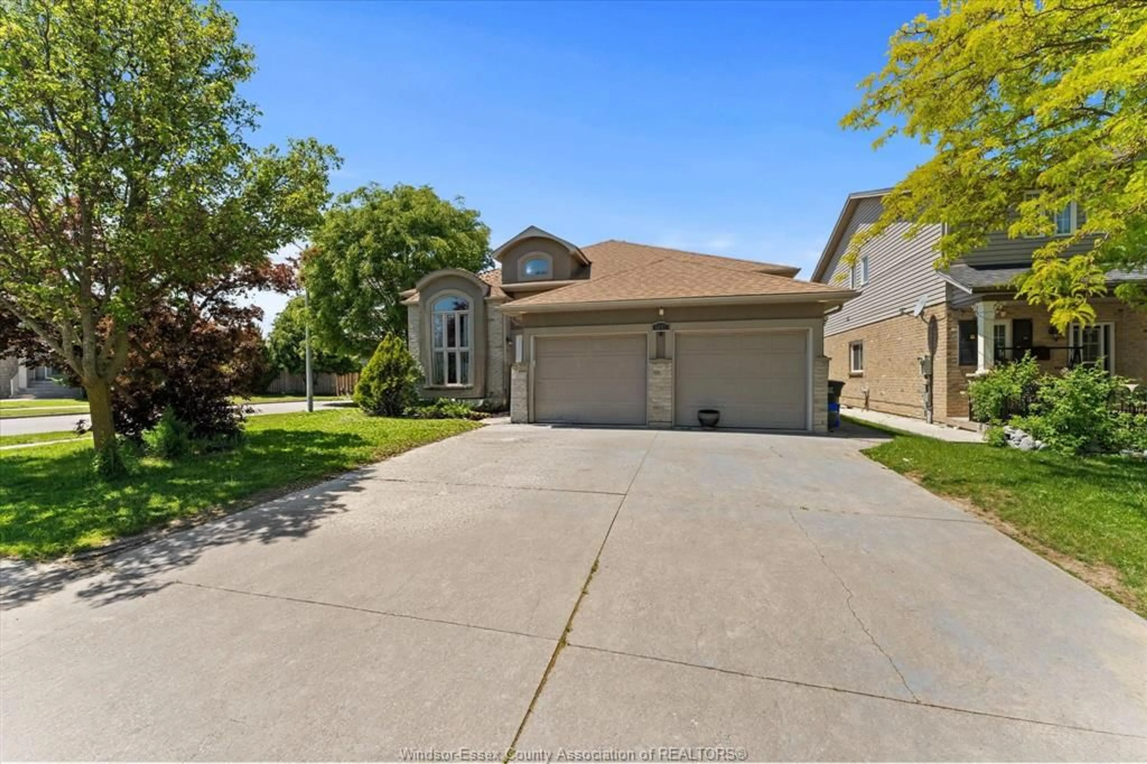 A pic from outside/outdoor area/front of a property/back of a property/a pic from drone, street for 4697 HELSINKI Cres, Windsor Ontario N9G 3G2