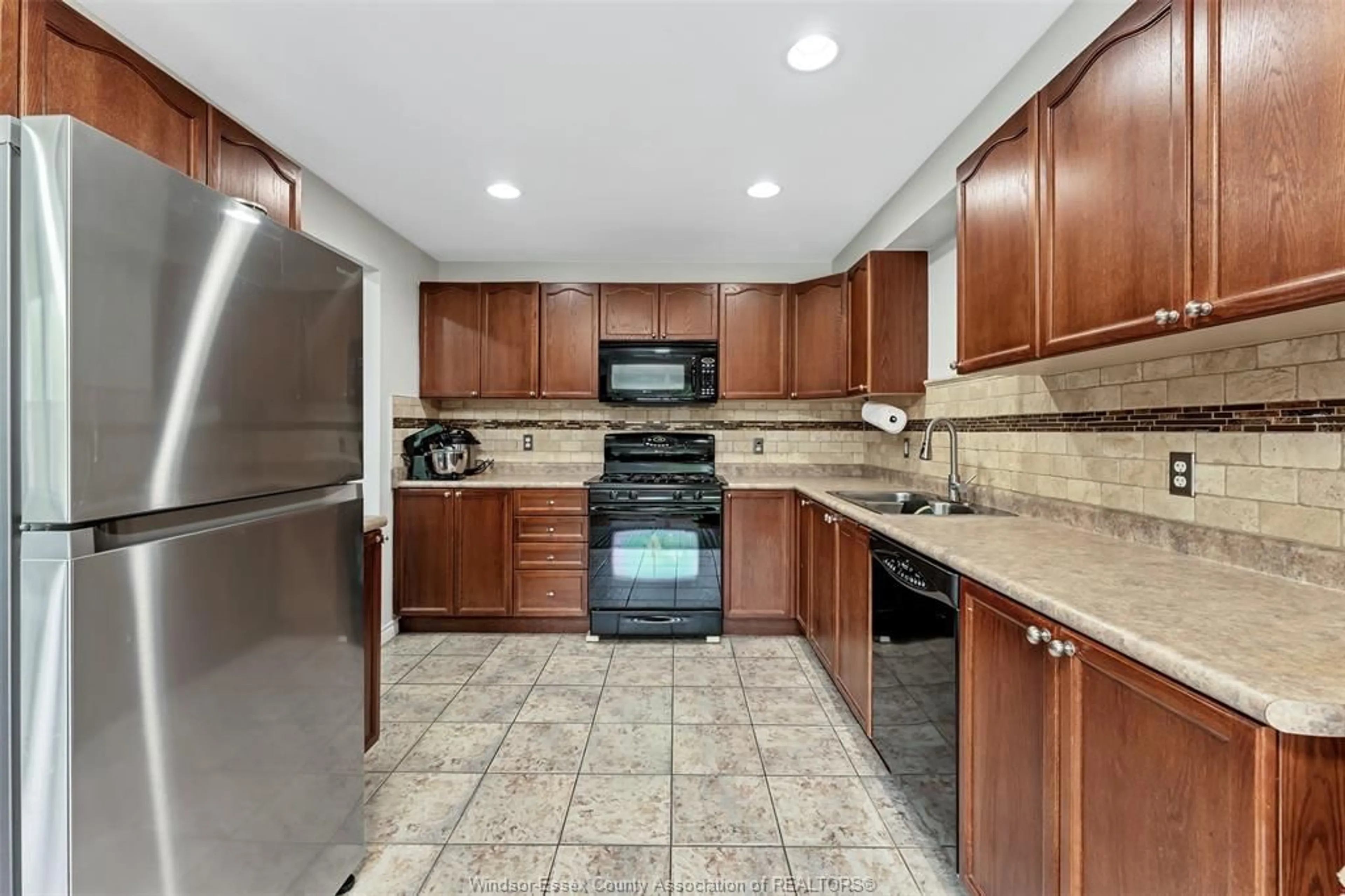 Standard kitchen, ceramic/tile floor for 11859 BROUILLETTE, Tecumseh Ontario N8N 4Z7