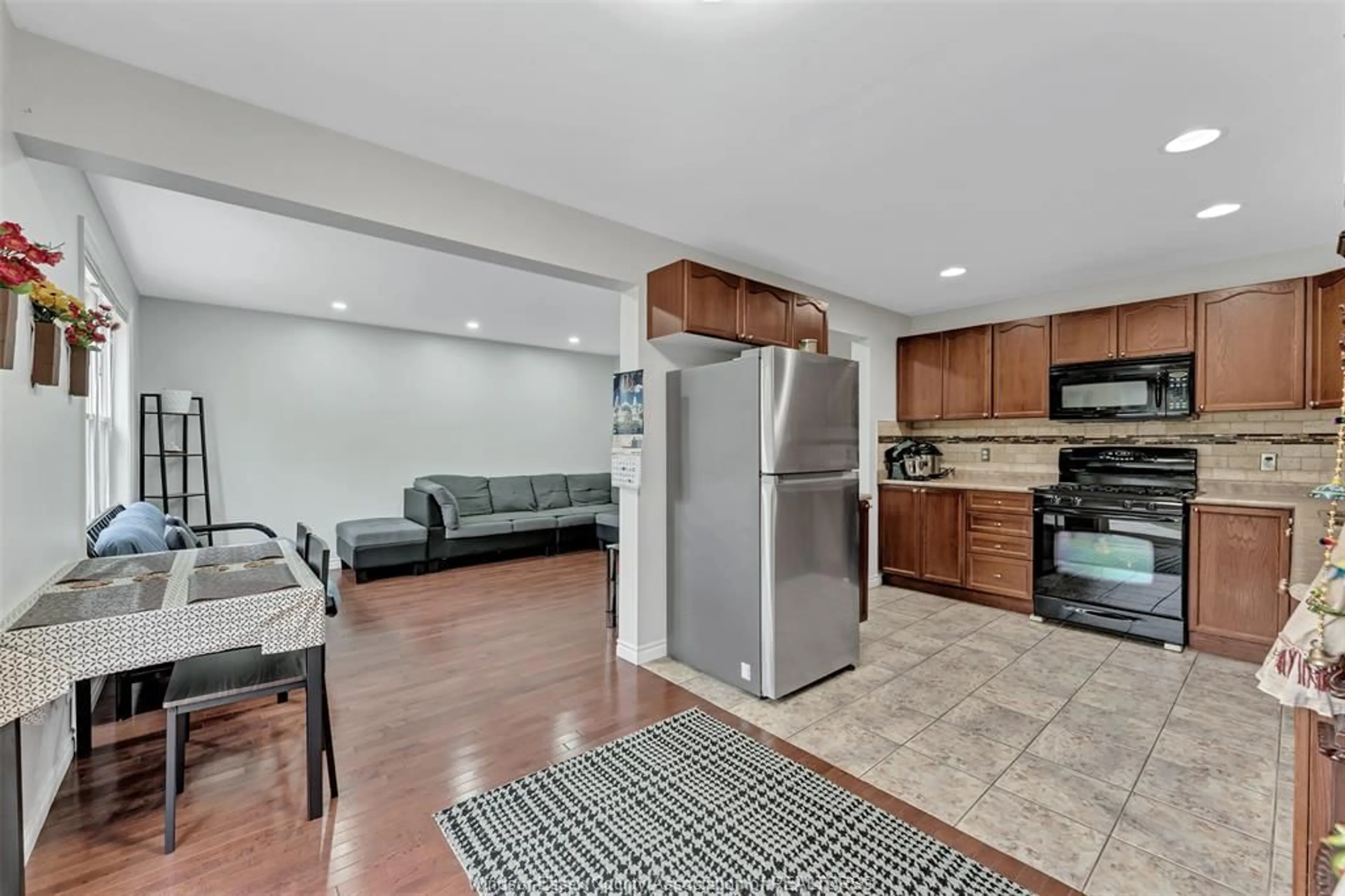 Open concept kitchen, ceramic/tile floor for 11859 BROUILLETTE, Tecumseh Ontario N8N 4Z7