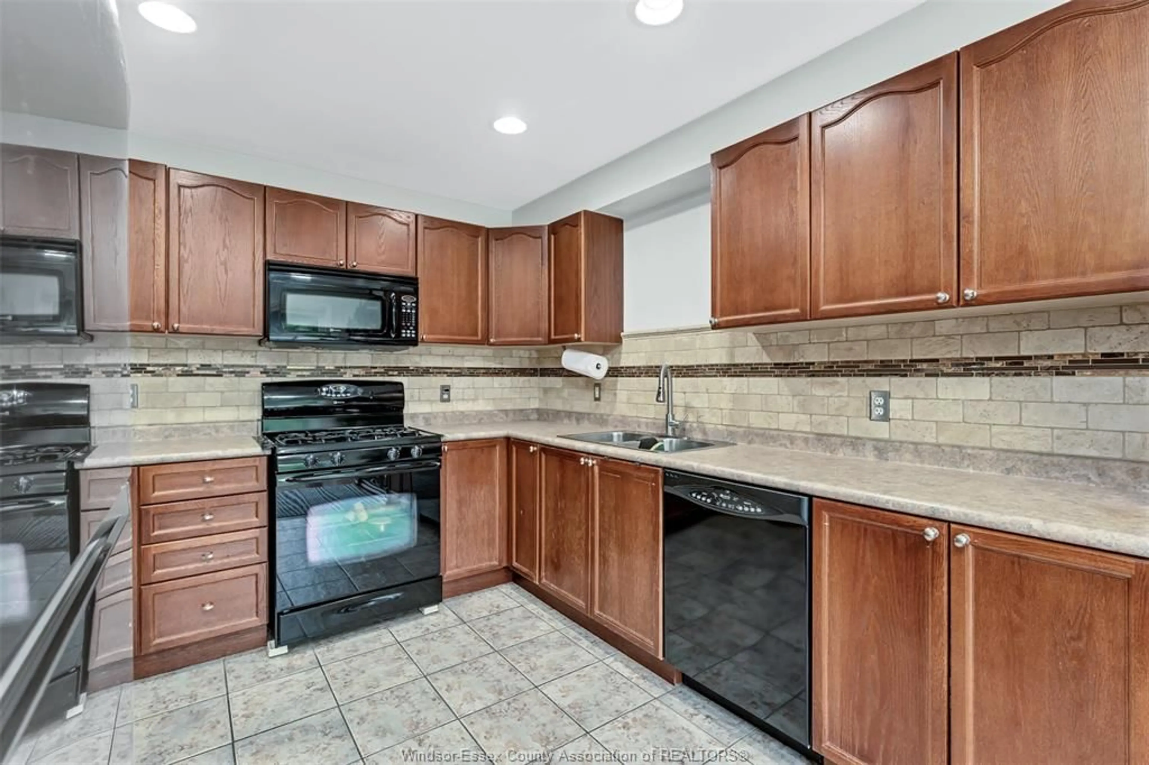 Standard kitchen, ceramic/tile floor for 11859 BROUILLETTE, Tecumseh Ontario N8N 4Z7