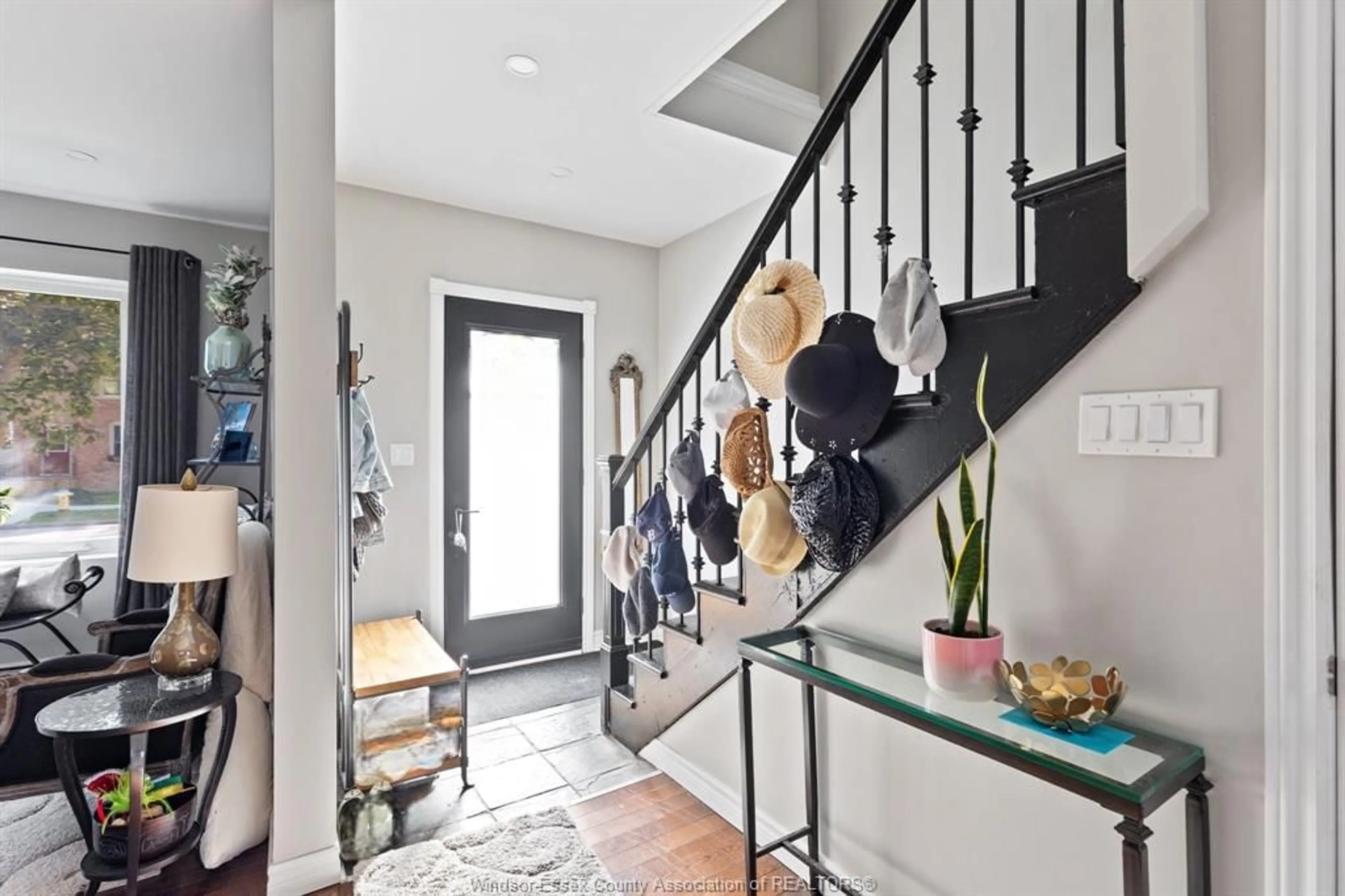 Indoor entryway for 853 MONMOUTH, Windsor Ontario N8Y 3L5