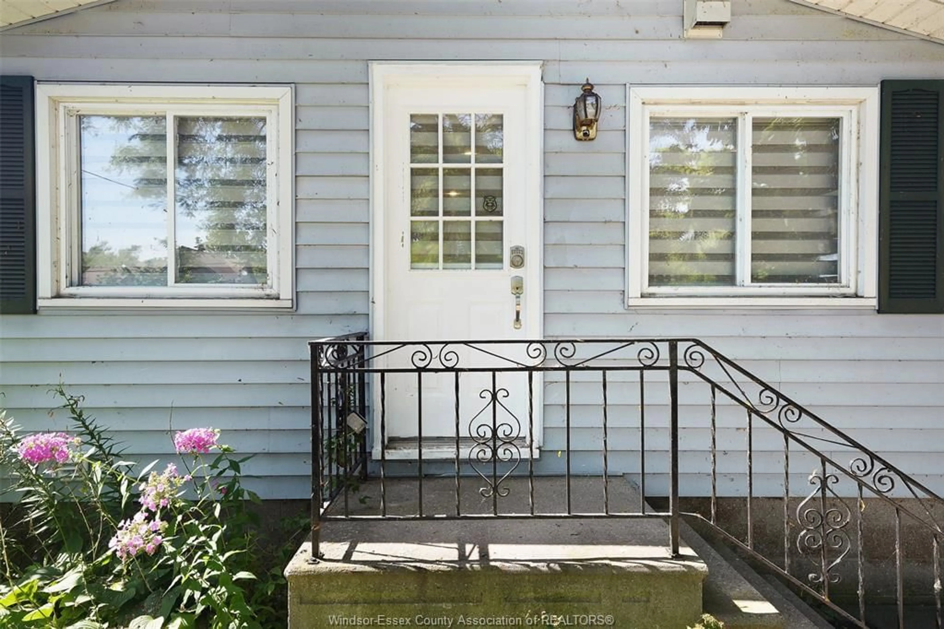 Patio, street for 69 WILLOW BEACH Rd, Amherstburg Ontario N9V 2Y8