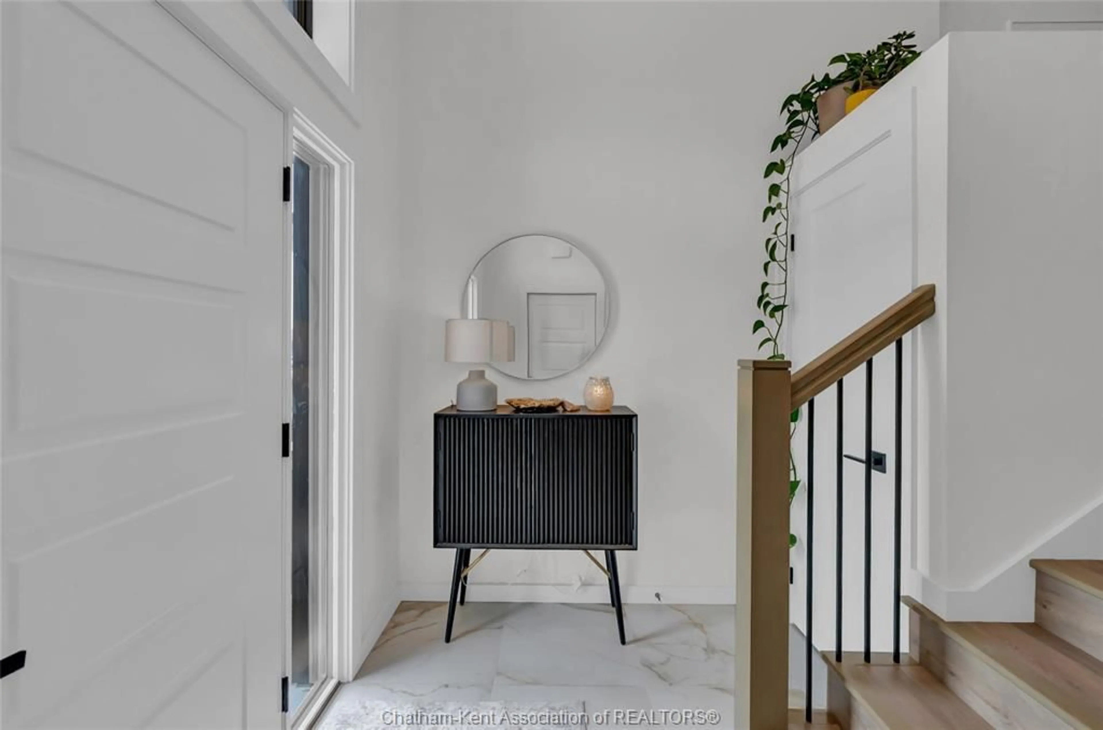 Indoor entryway for 84 Cabot Trail, Chatham Ontario N7L 0G5