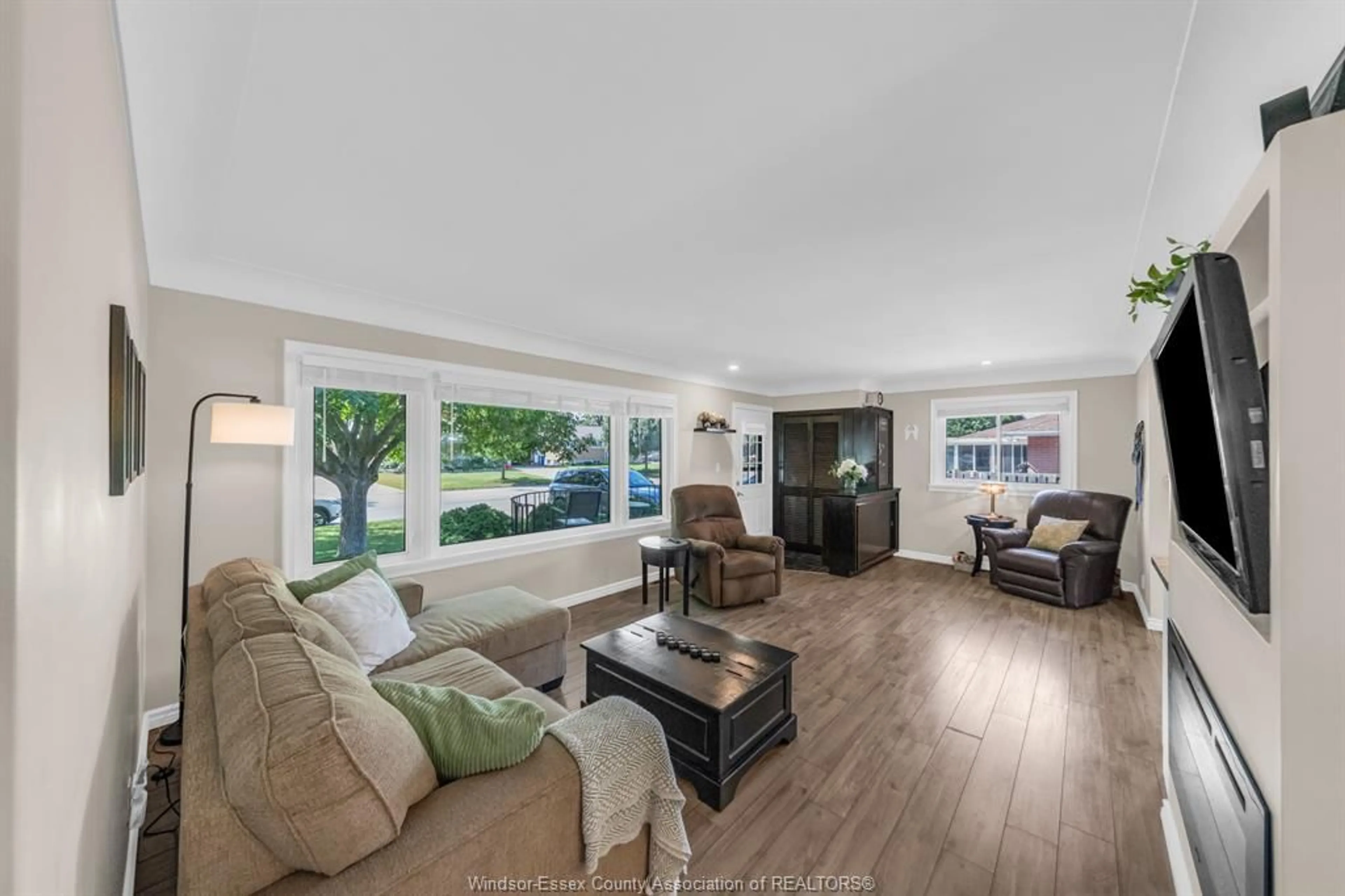 Living room with furniture, wood/laminate floor for 22 DANFORTH, Leamington Ontario N8H 2P7