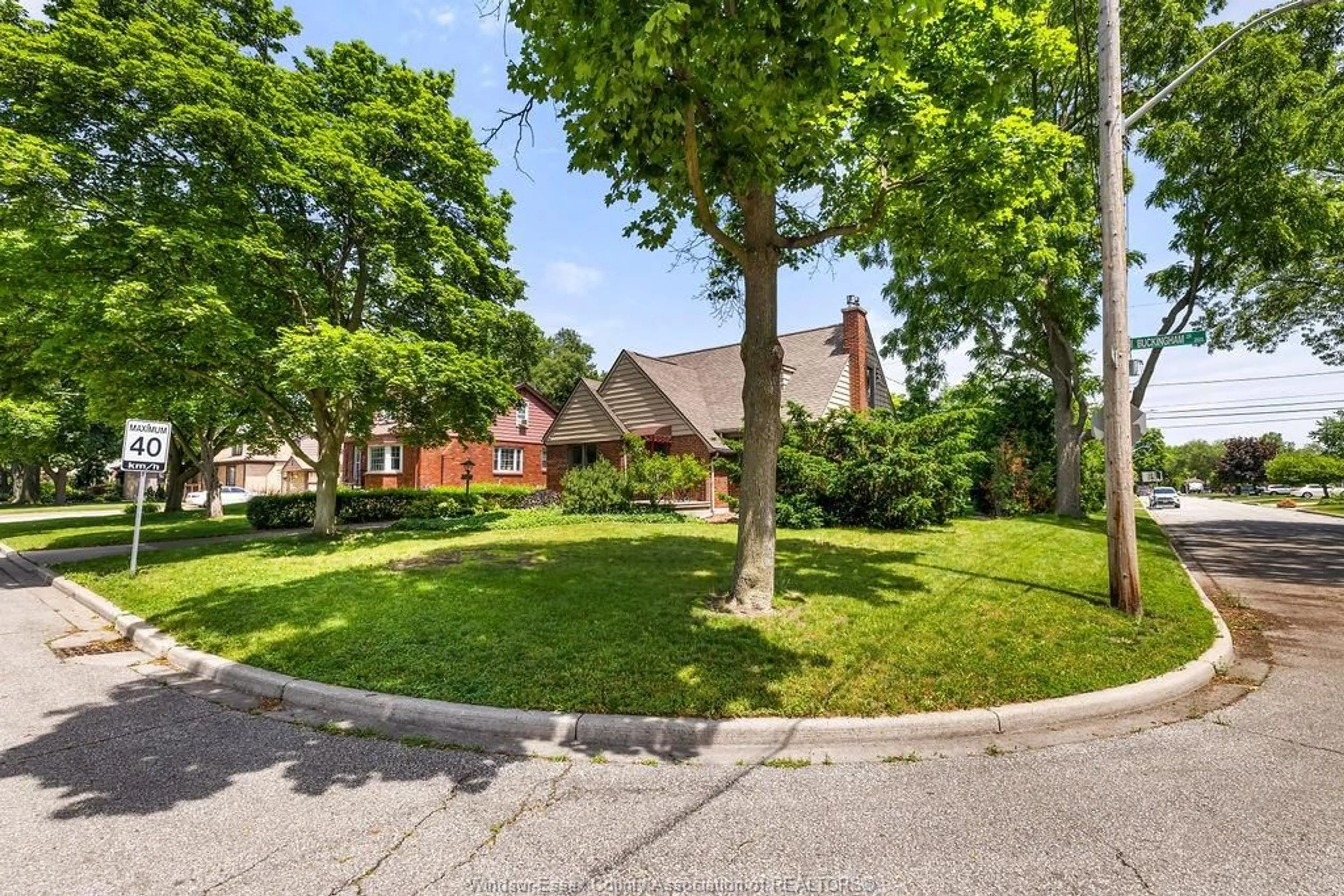 A pic from outside/outdoor area/front of a property/back of a property/a pic from drone, street for 2594 BUCKINGHAM, Windsor Ontario N8T 2B6