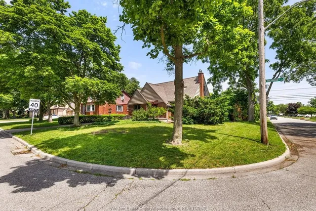 2594 BUCKINGHAM, Windsor 2