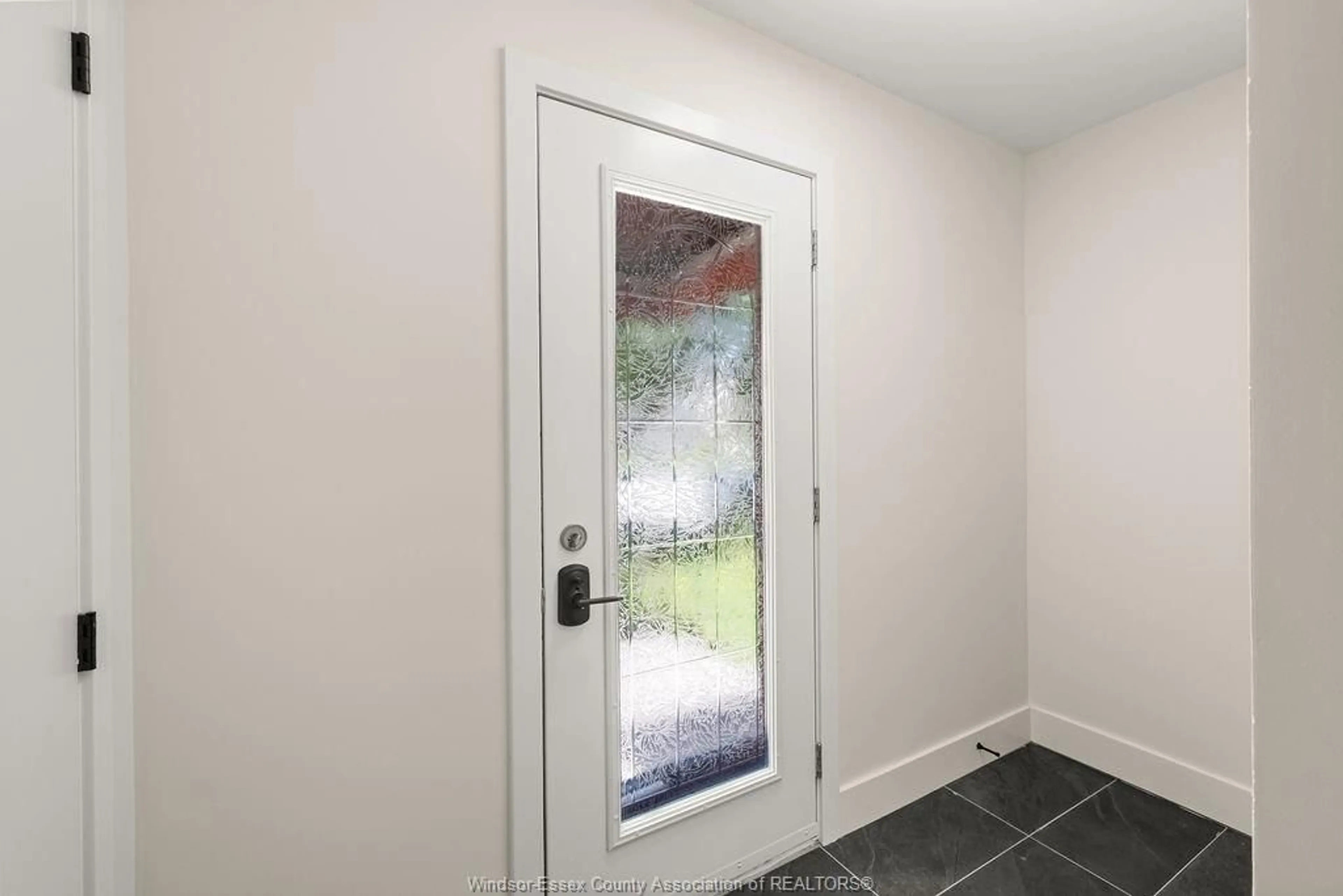 Indoor entryway for 2594 BUCKINGHAM, Windsor Ontario N8T 2B6