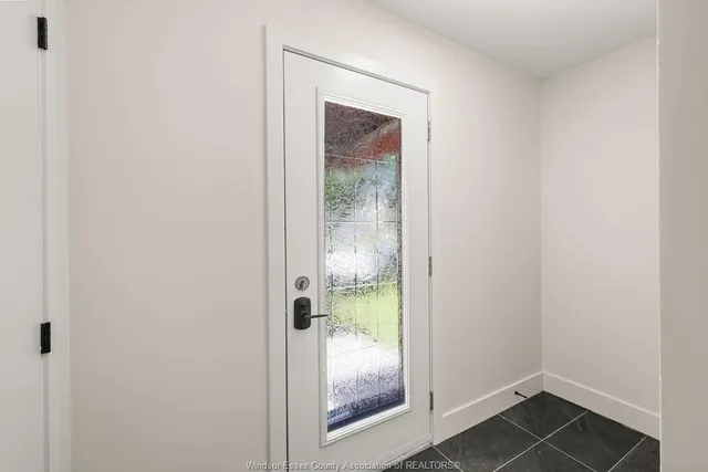 2594 BUCKINGHAM, Windsor 4