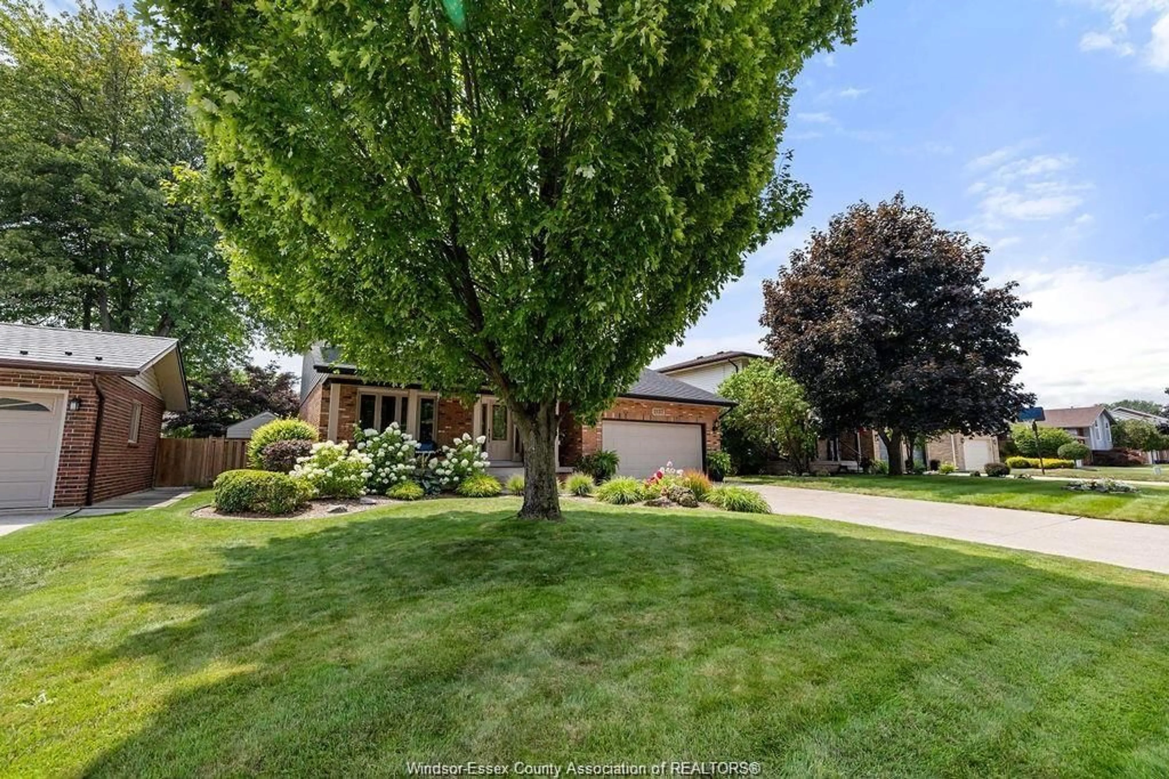 A pic from outside/outdoor area/front of a property/back of a property/a pic from drone, street for 2137 EDGEMORE Ave, LaSalle Ontario N9H 2K1