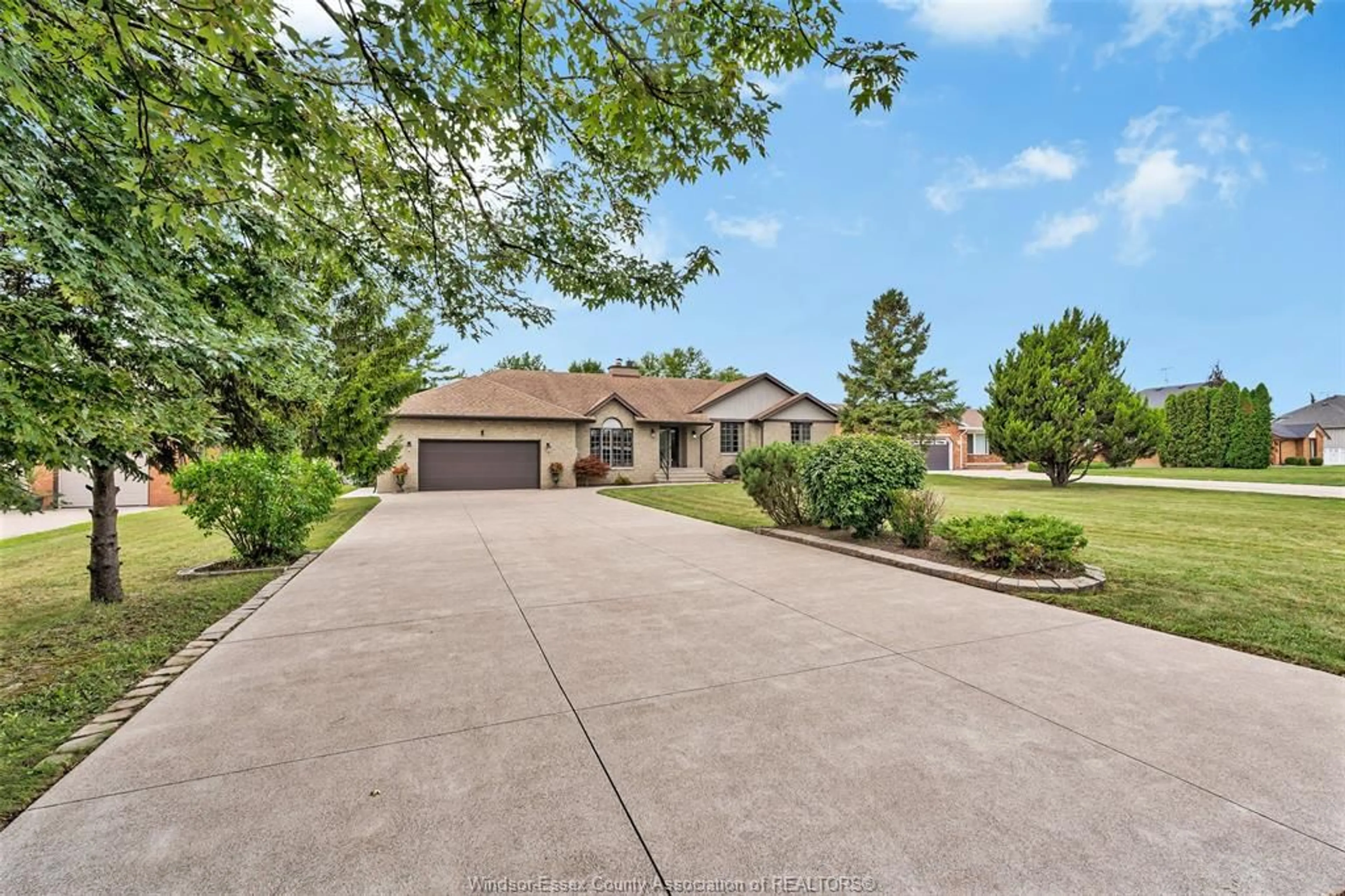 A pic from outside/outdoor area/front of a property/back of a property/a pic from drone, street for 367 ELMSTEAD, Lakeshore Ontario N8N 2L9