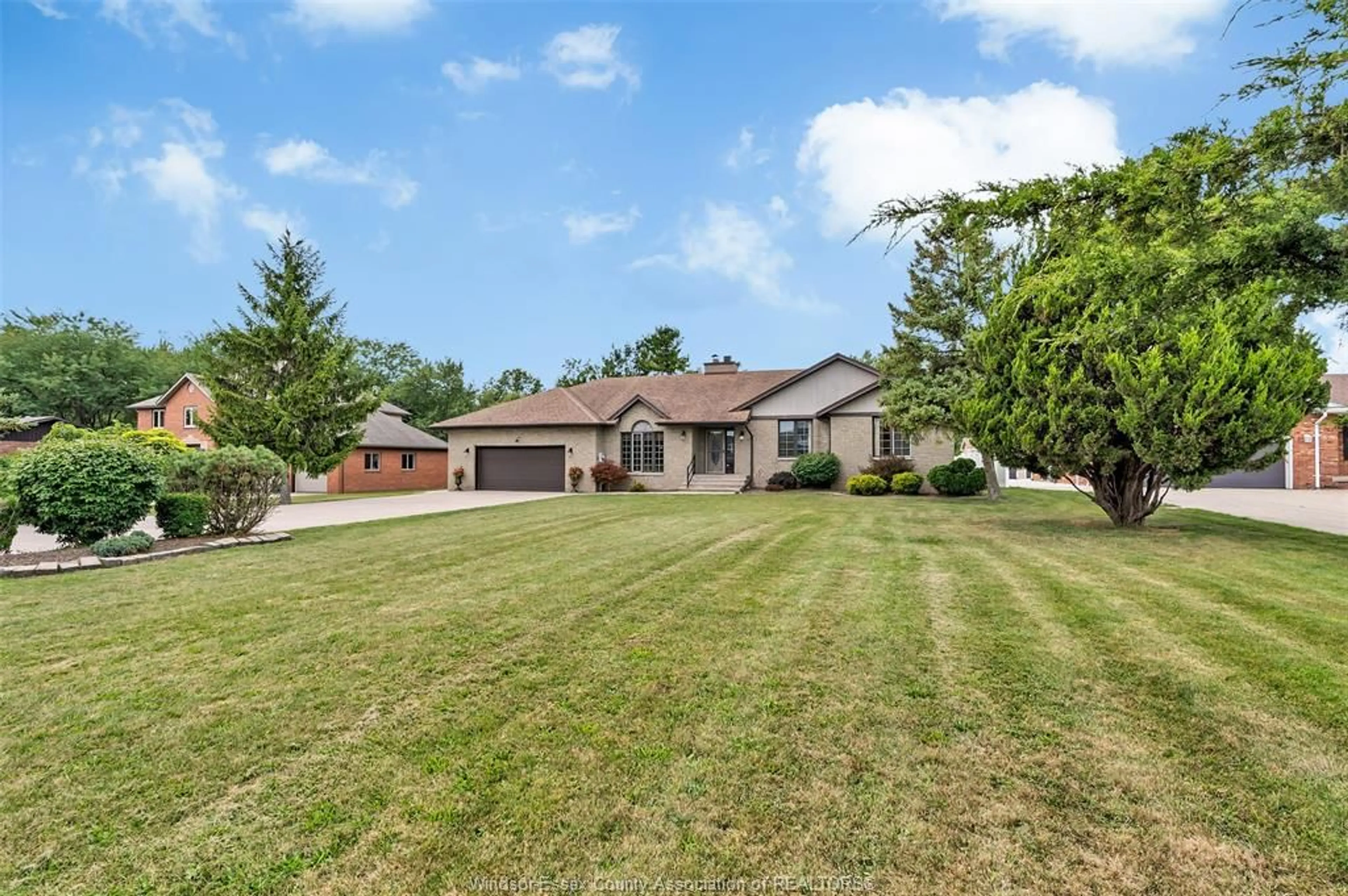A pic from outside/outdoor area/front of a property/back of a property/a pic from drone, unknown for 367 ELMSTEAD, Lakeshore Ontario N8N 2L9