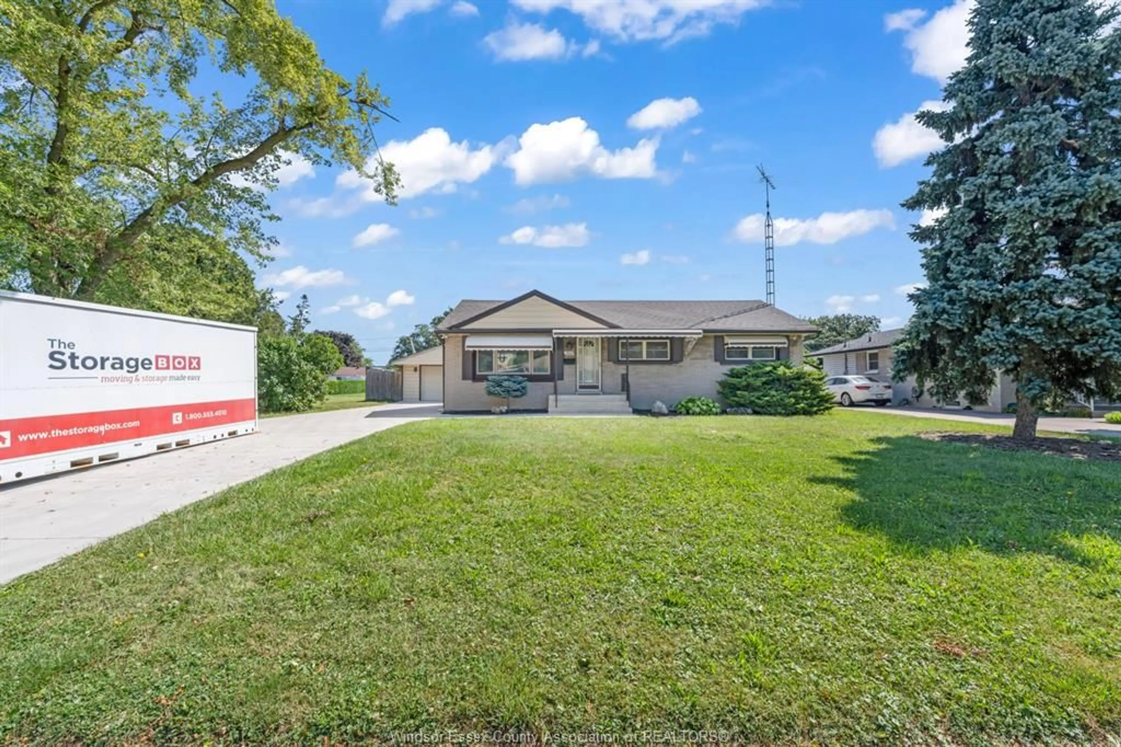 A pic from outside/outdoor area/front of a property/back of a property/a pic from drone, street for 3302 WOODLAWN Ave, Windsor Ontario N8W 2J3