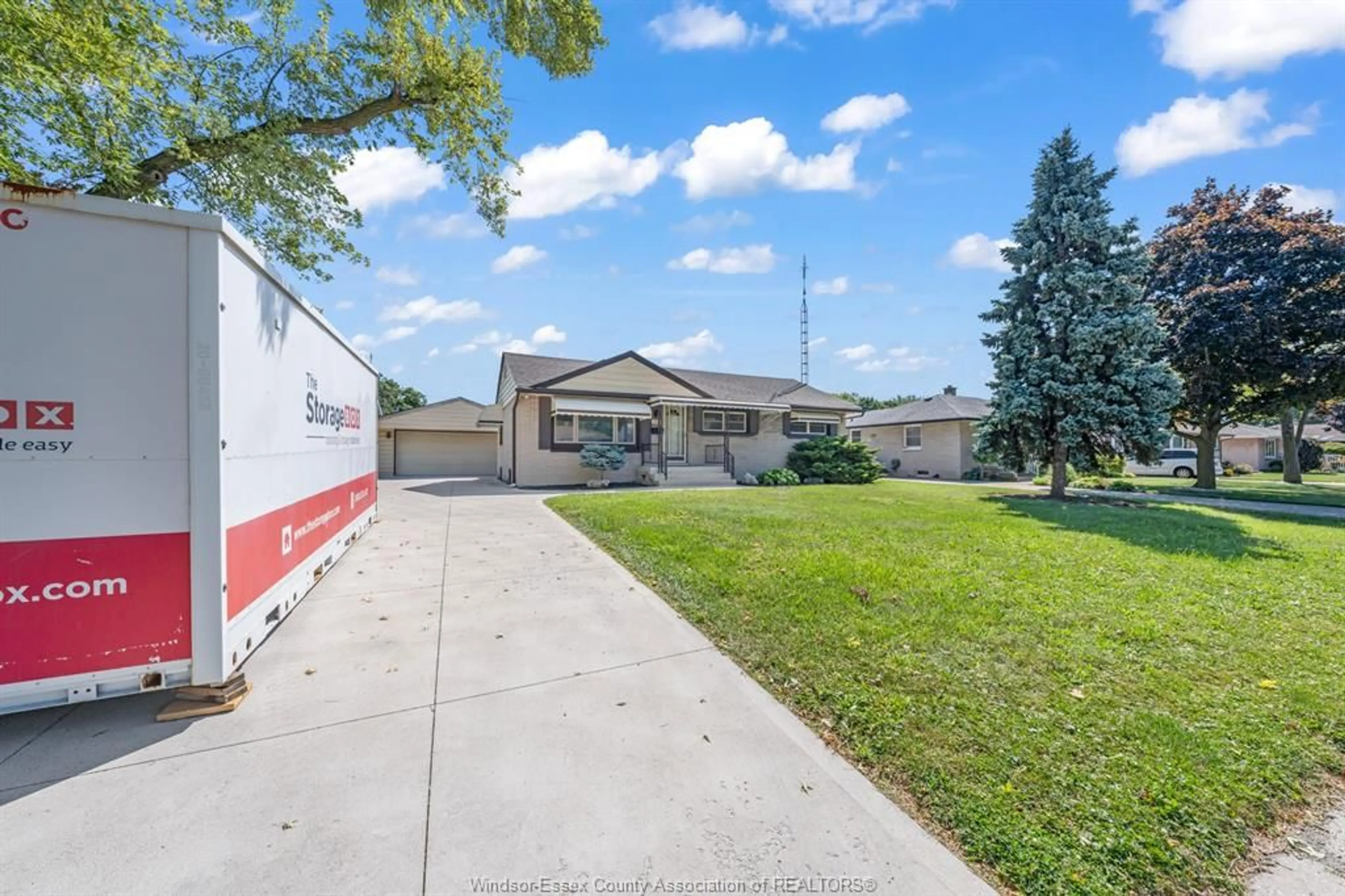 A pic from outside/outdoor area/front of a property/back of a property/a pic from drone, street for 3302 WOODLAWN Ave, Windsor Ontario N8W 2J3