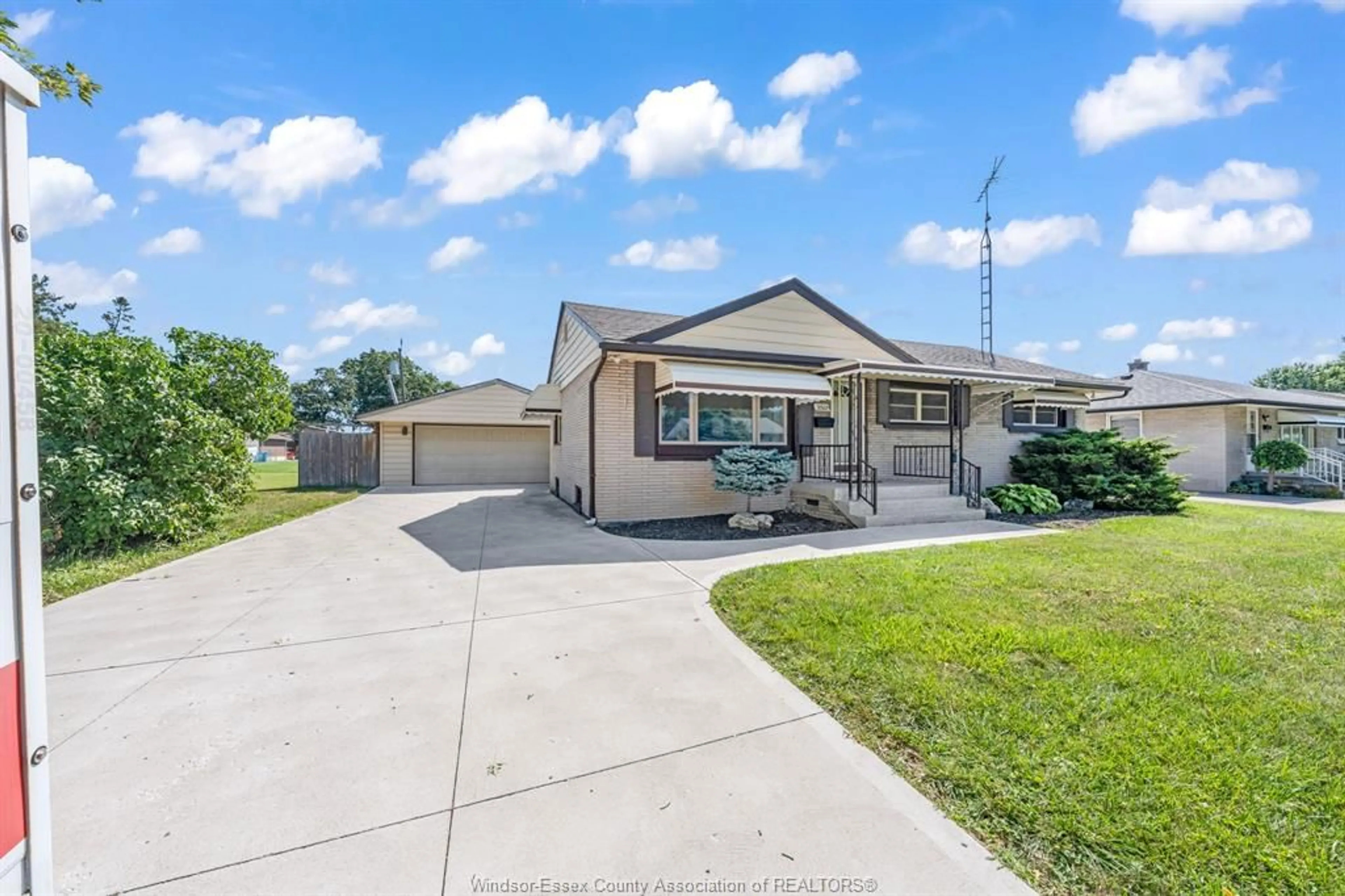 A pic from outside/outdoor area/front of a property/back of a property/a pic from drone, street for 3302 WOODLAWN Ave, Windsor Ontario N8W 2J3