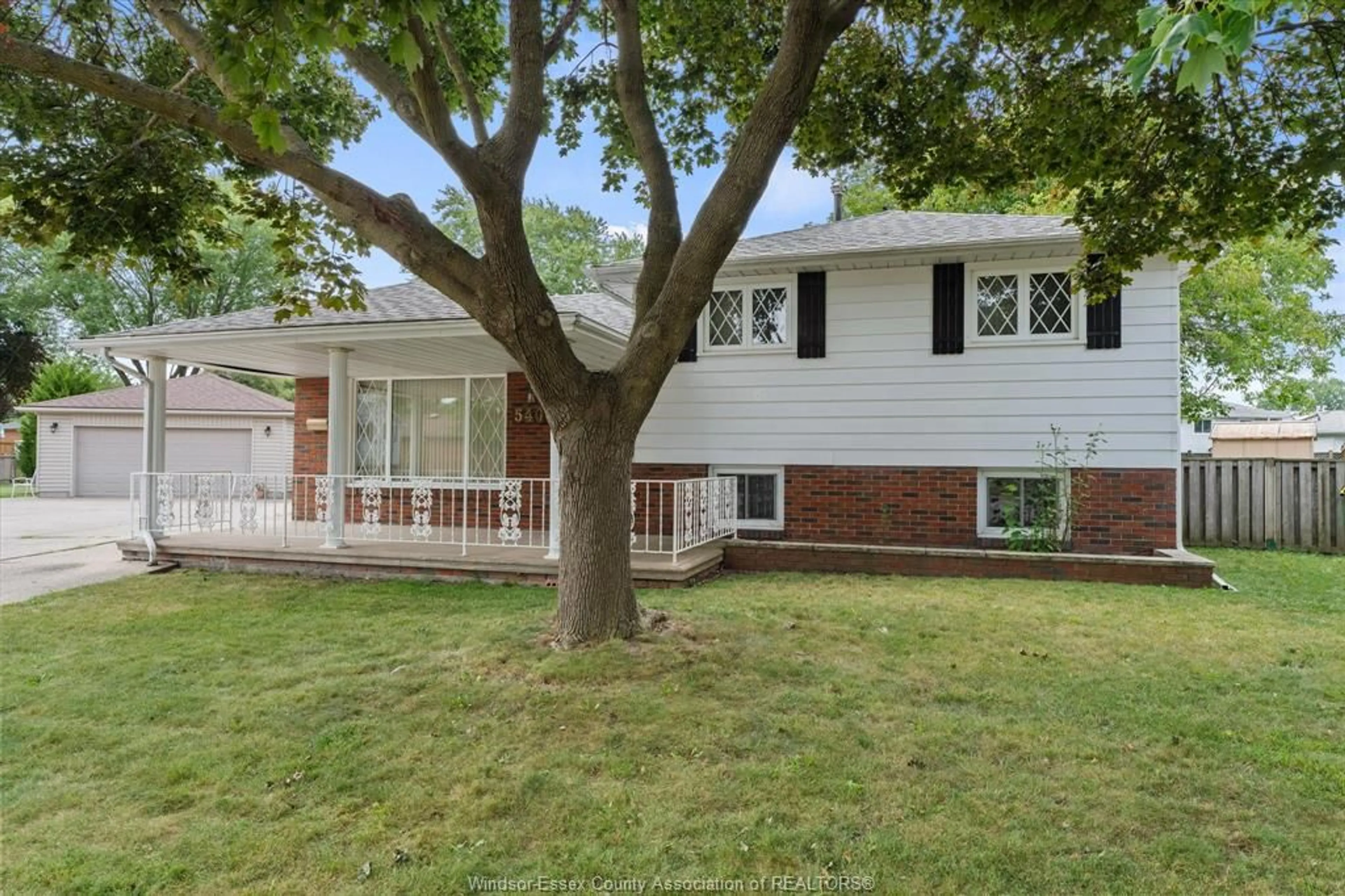 Home with vinyl exterior material, street for 5400 LYNDON Crt, Windsor Ontario N8T 1N8