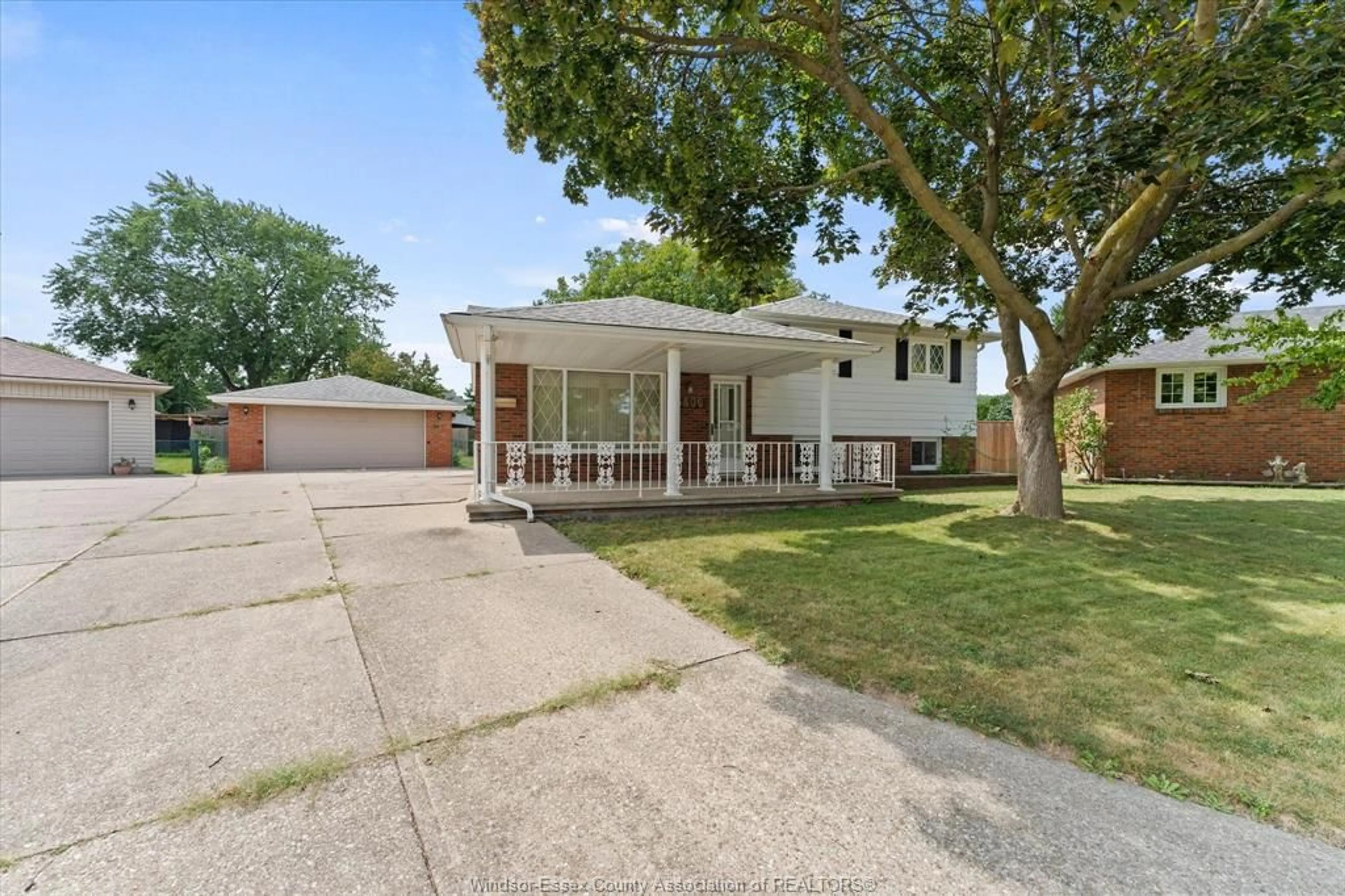 A pic from outside/outdoor area/front of a property/back of a property/a pic from drone, street for 5400 LYNDON Crt, Windsor Ontario N8T 1N8