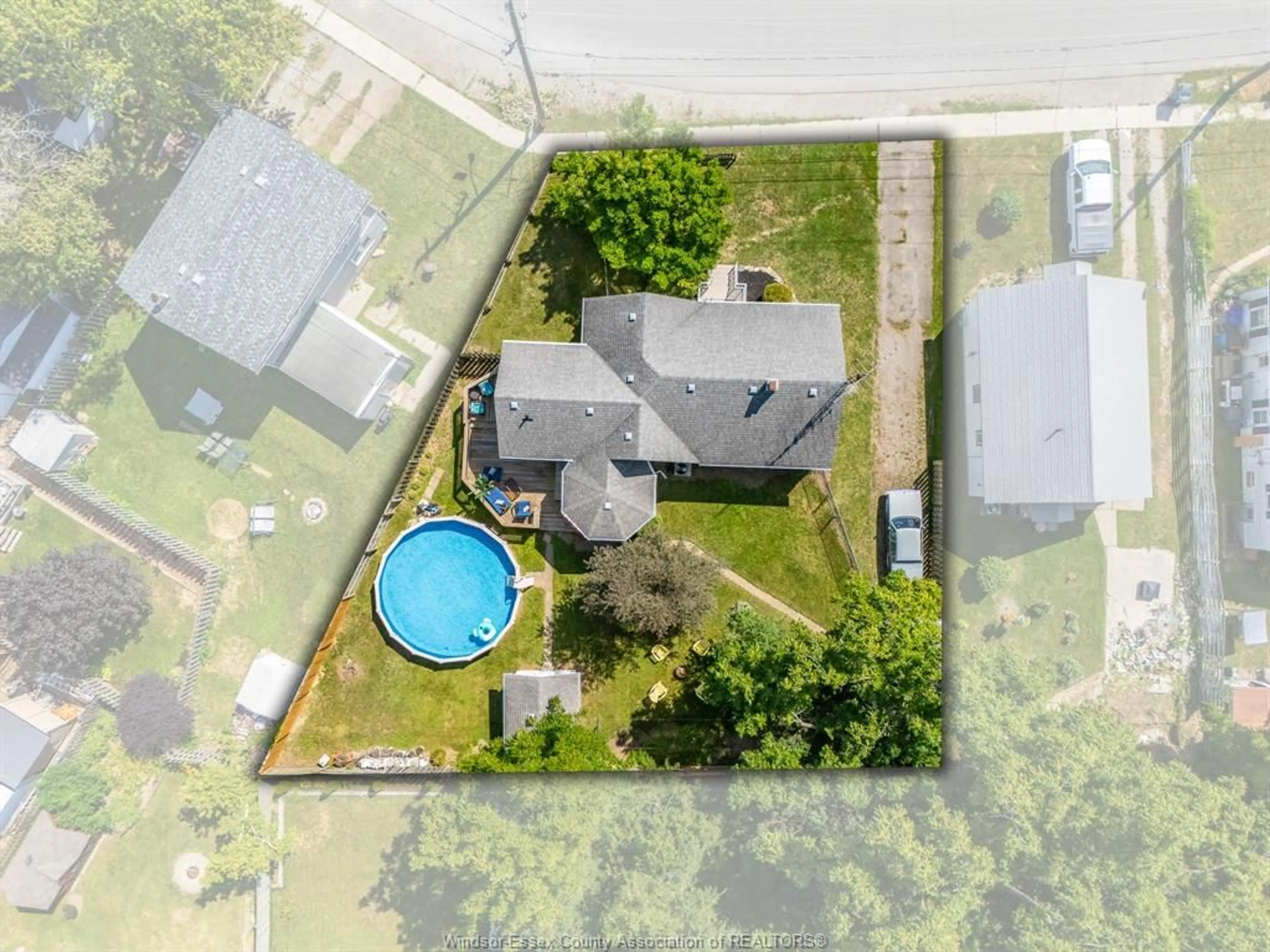 A pic from outside/outdoor area/front of a property/back of a property/a pic from drone, street for 15 John St W, Blenheim Ontario N0P 1A0