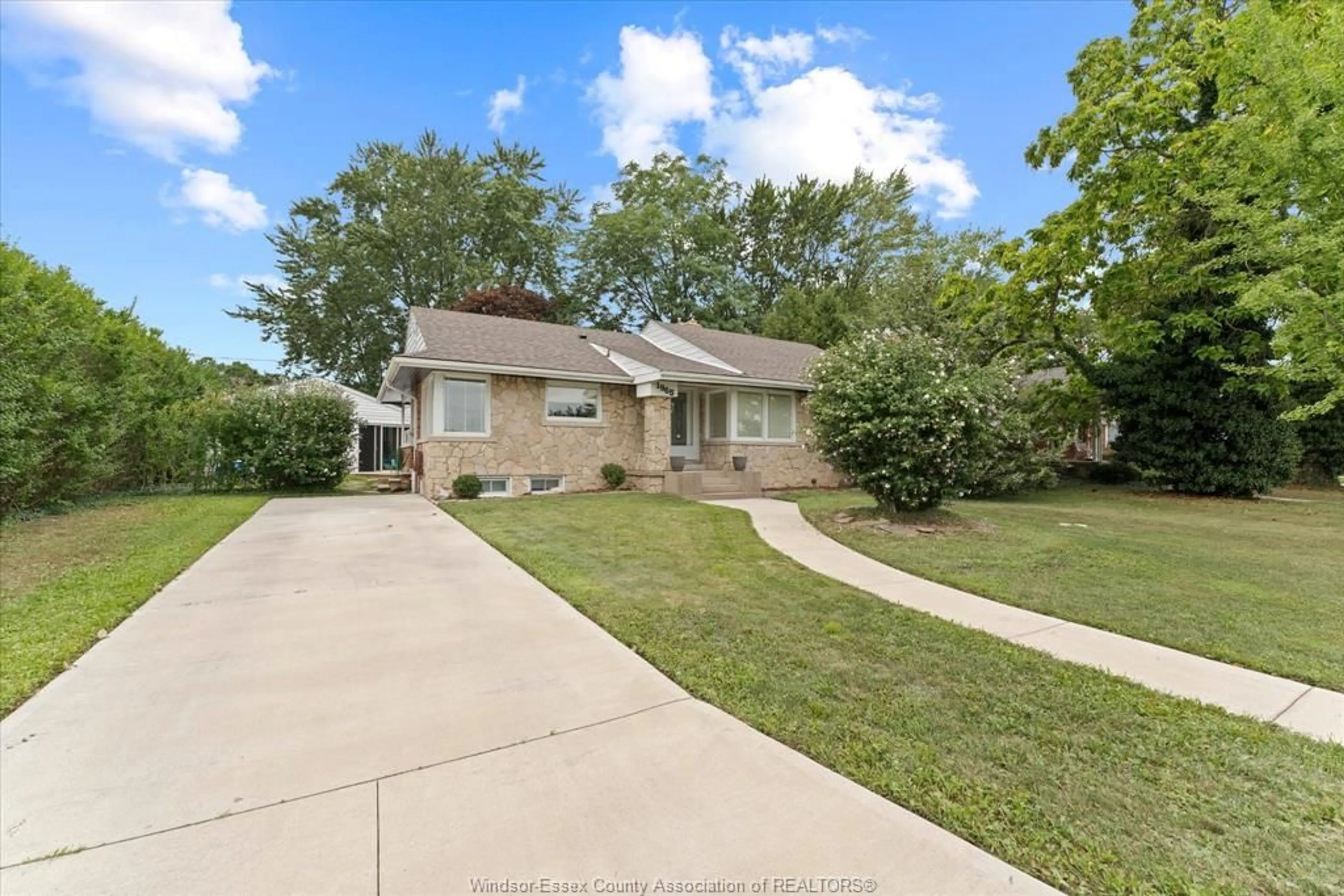 A pic from outside/outdoor area/front of a property/back of a property/a pic from drone, street for 1965 OLIVE Rd, Windsor Ontario N8T 1R4