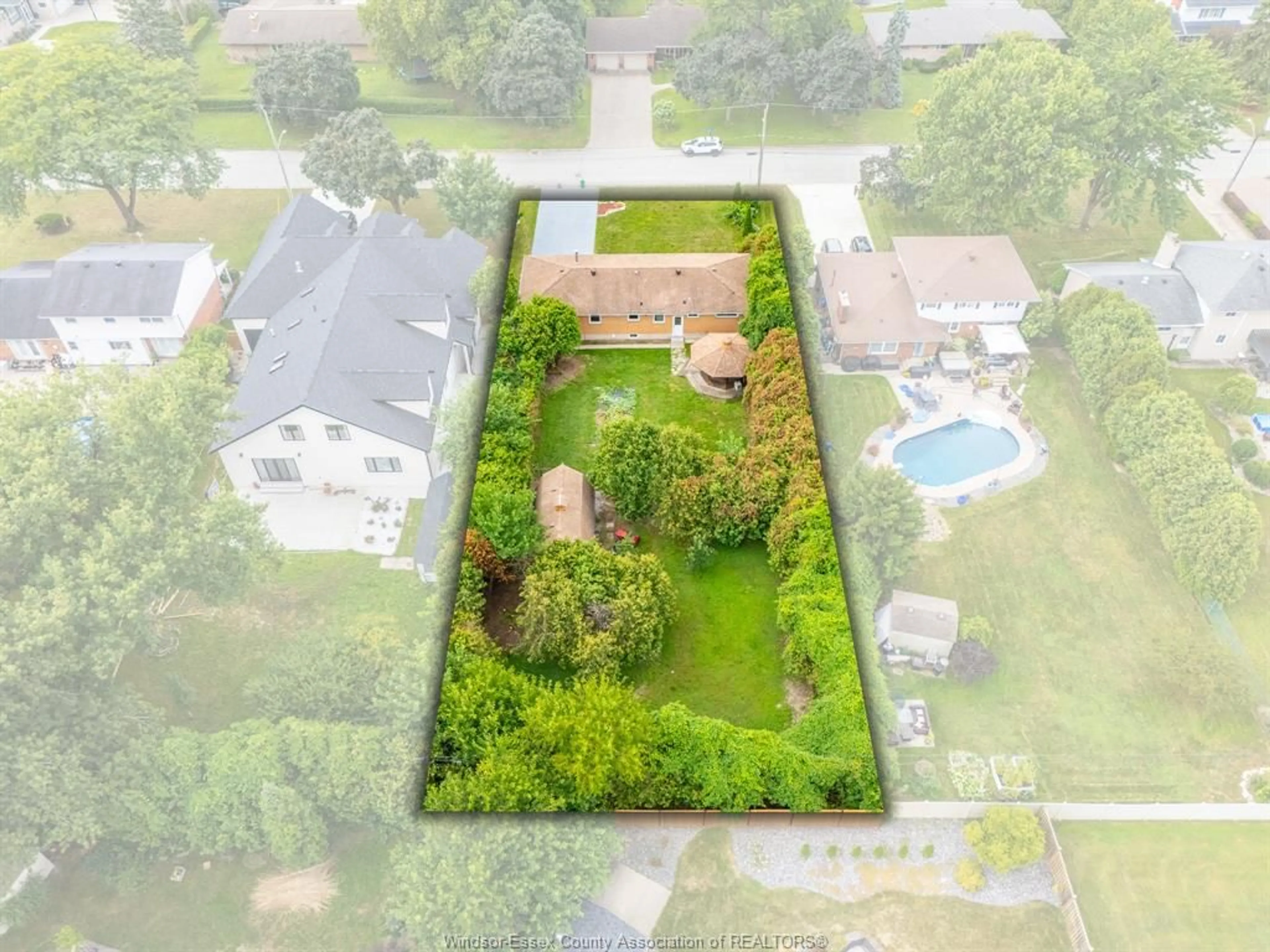 A pic from outside/outdoor area/front of a property/back of a property/a pic from drone, street for 970 Morand Street, Windsor Ontario N9G 1J4