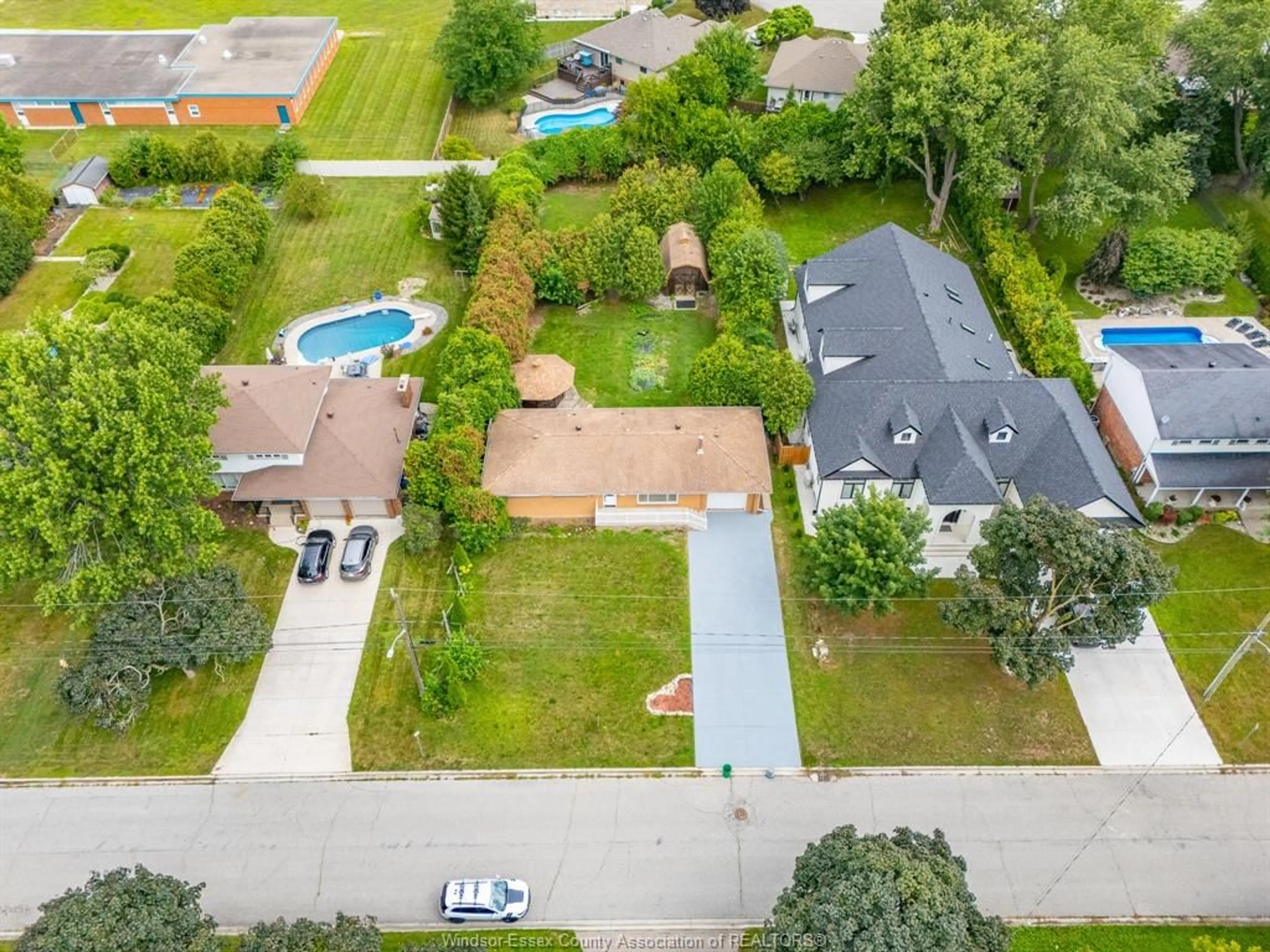 A pic from outside/outdoor area/front of a property/back of a property/a pic from drone, street for 970 Morand Street, Windsor Ontario N9G 1J4