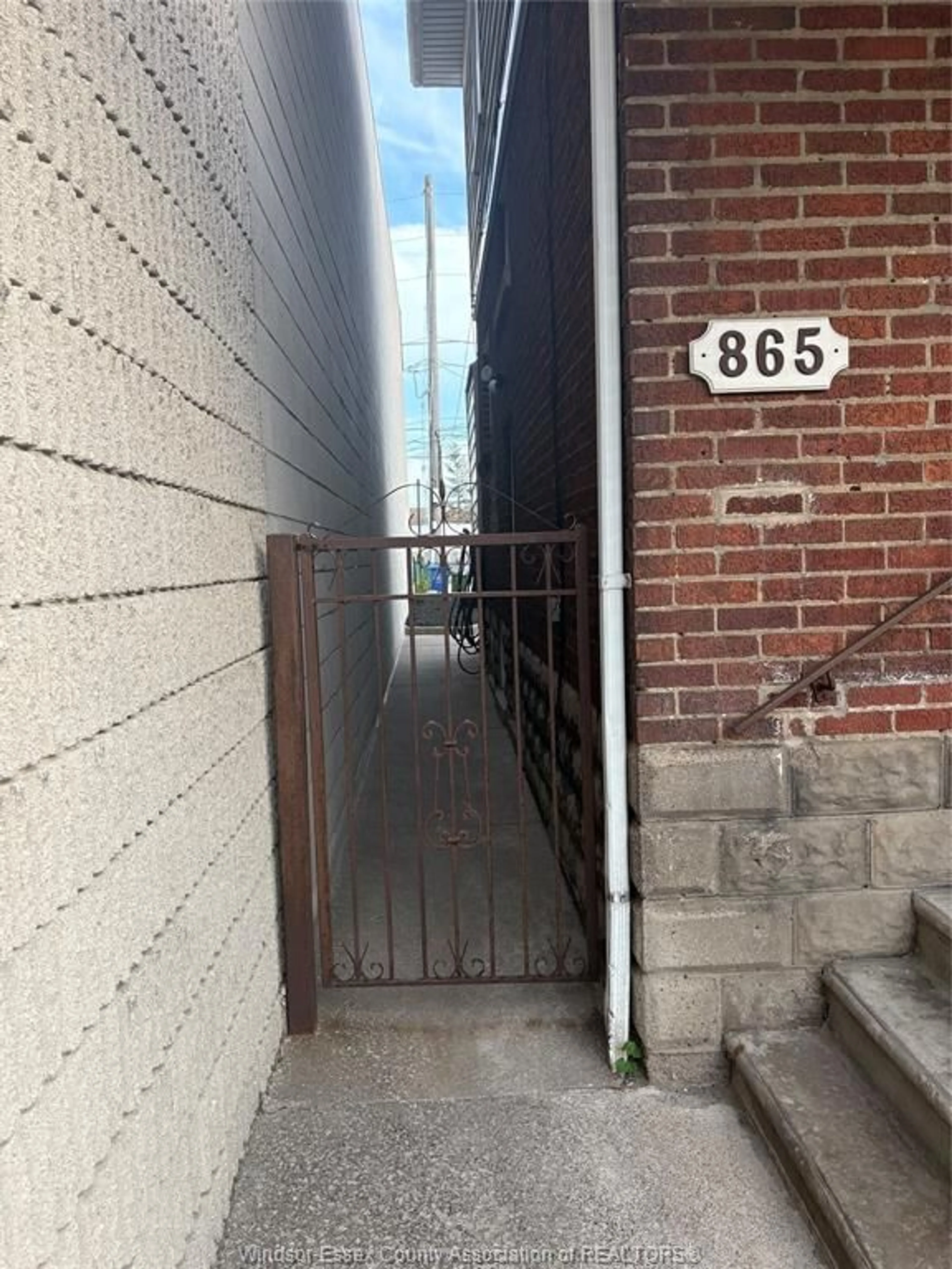 Unknown for 865 ERIE St, Windsor Ontario N9A 3Y7
