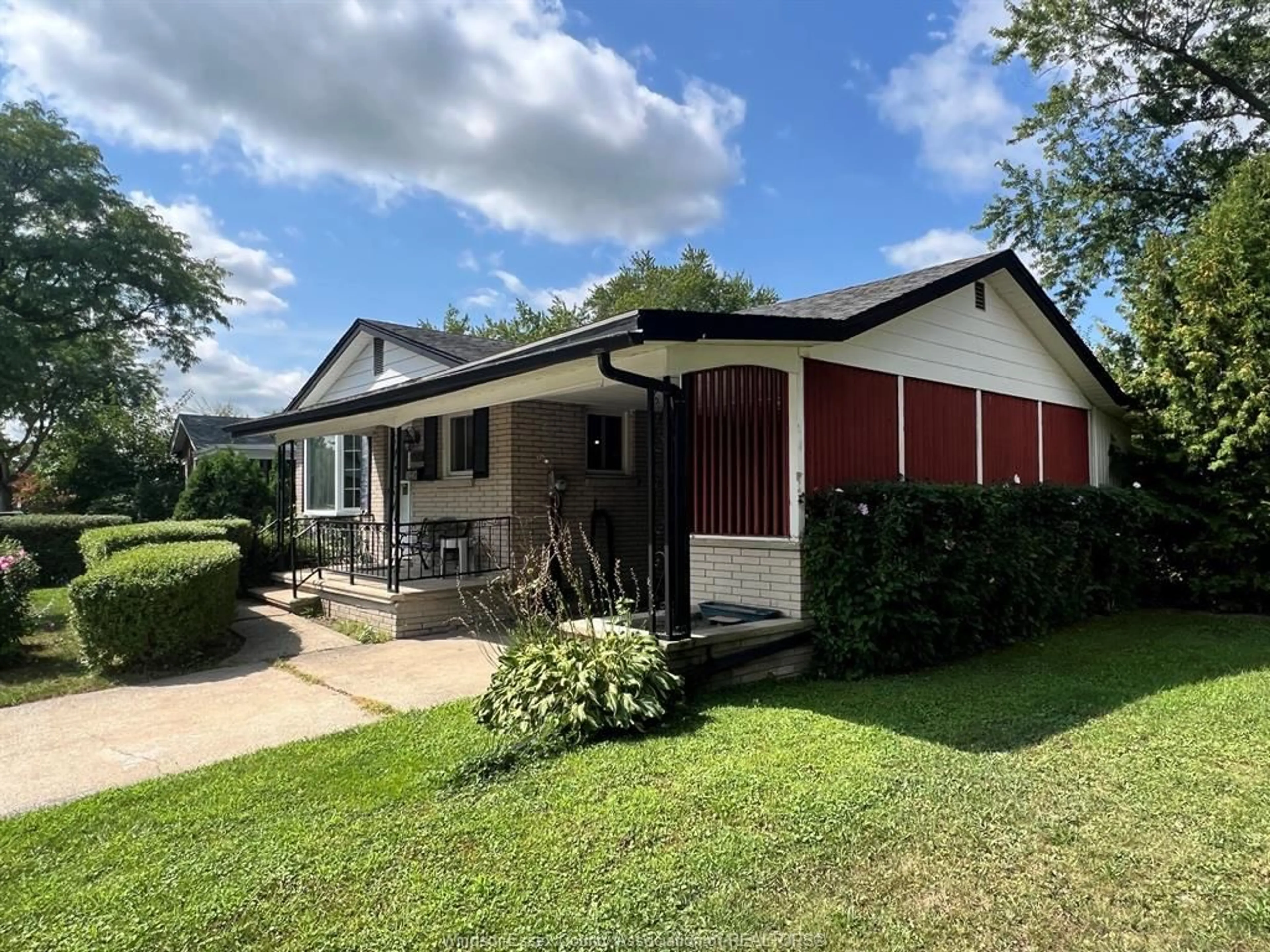 A pic from outside/outdoor area/front of a property/back of a property/a pic from drone, unknown for 2729 RIVARD, Windsor Ontario N8T 2H5