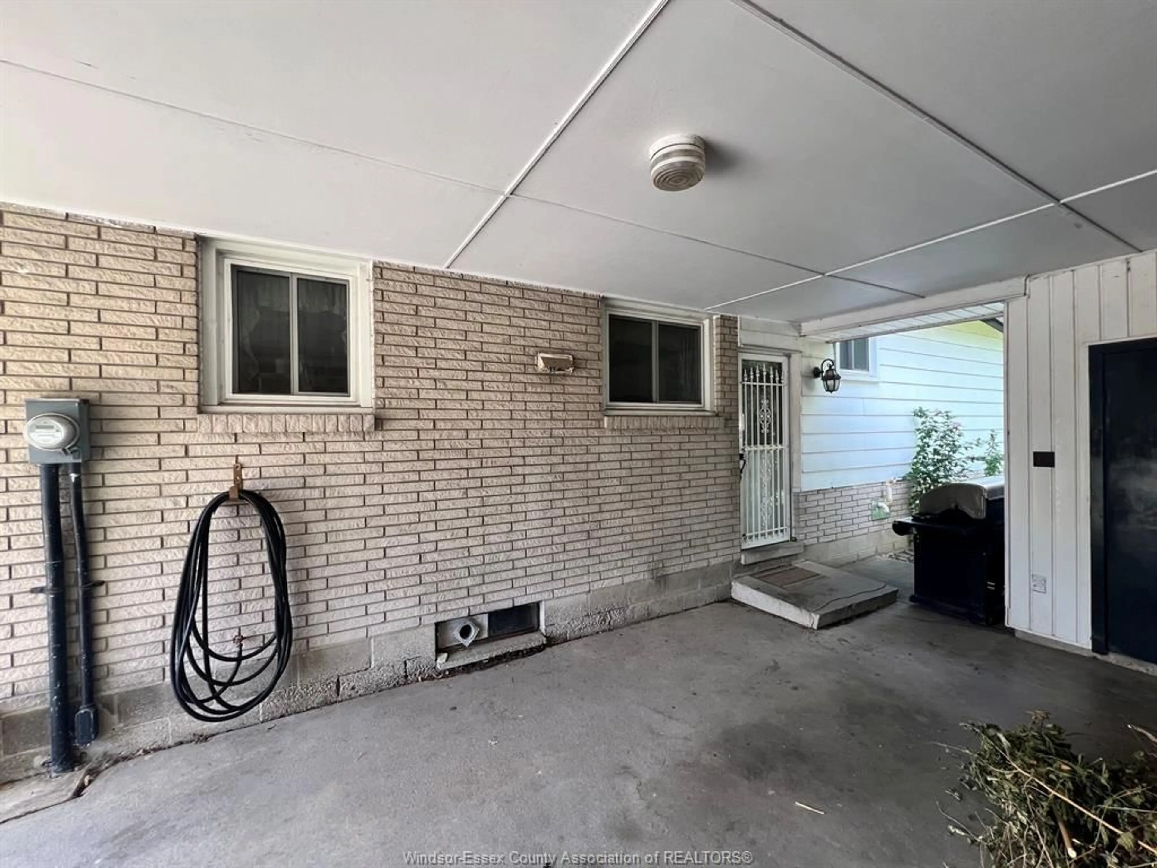 Indoor garage for 2729 RIVARD, Windsor Ontario N8T 2H5