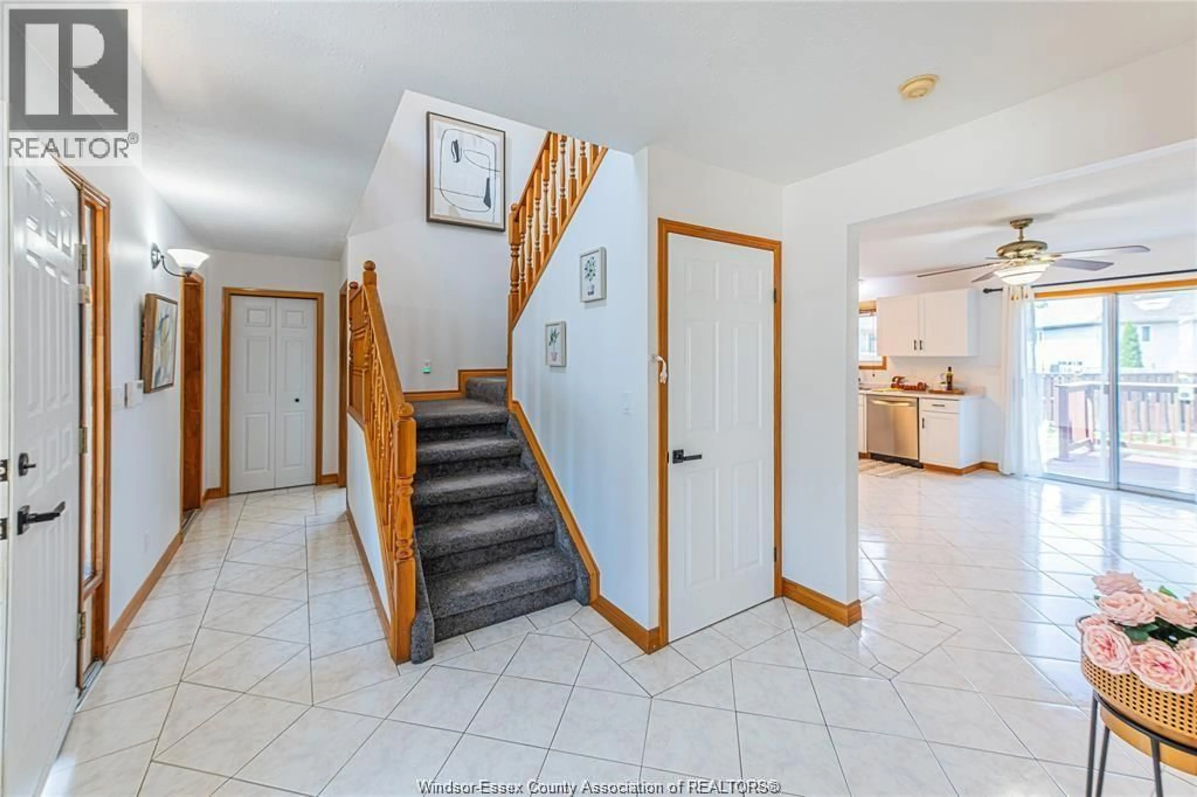 Indoor foyer for 120 HAMPTON Cres, Windsor Ontario N9E 4M5