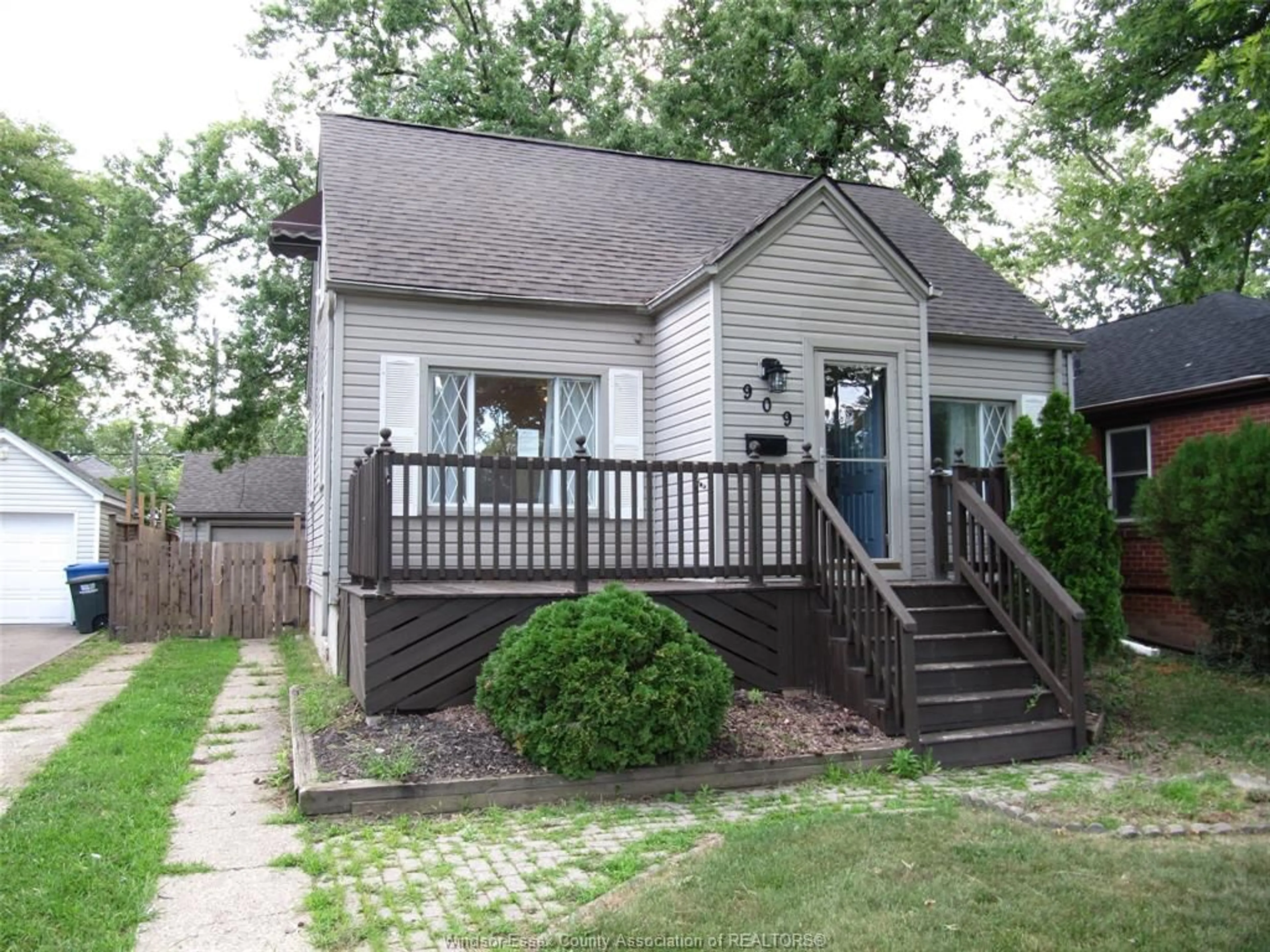 Home with vinyl exterior material, street for 909 St. Marys, Windsor Ontario N8S 2V1