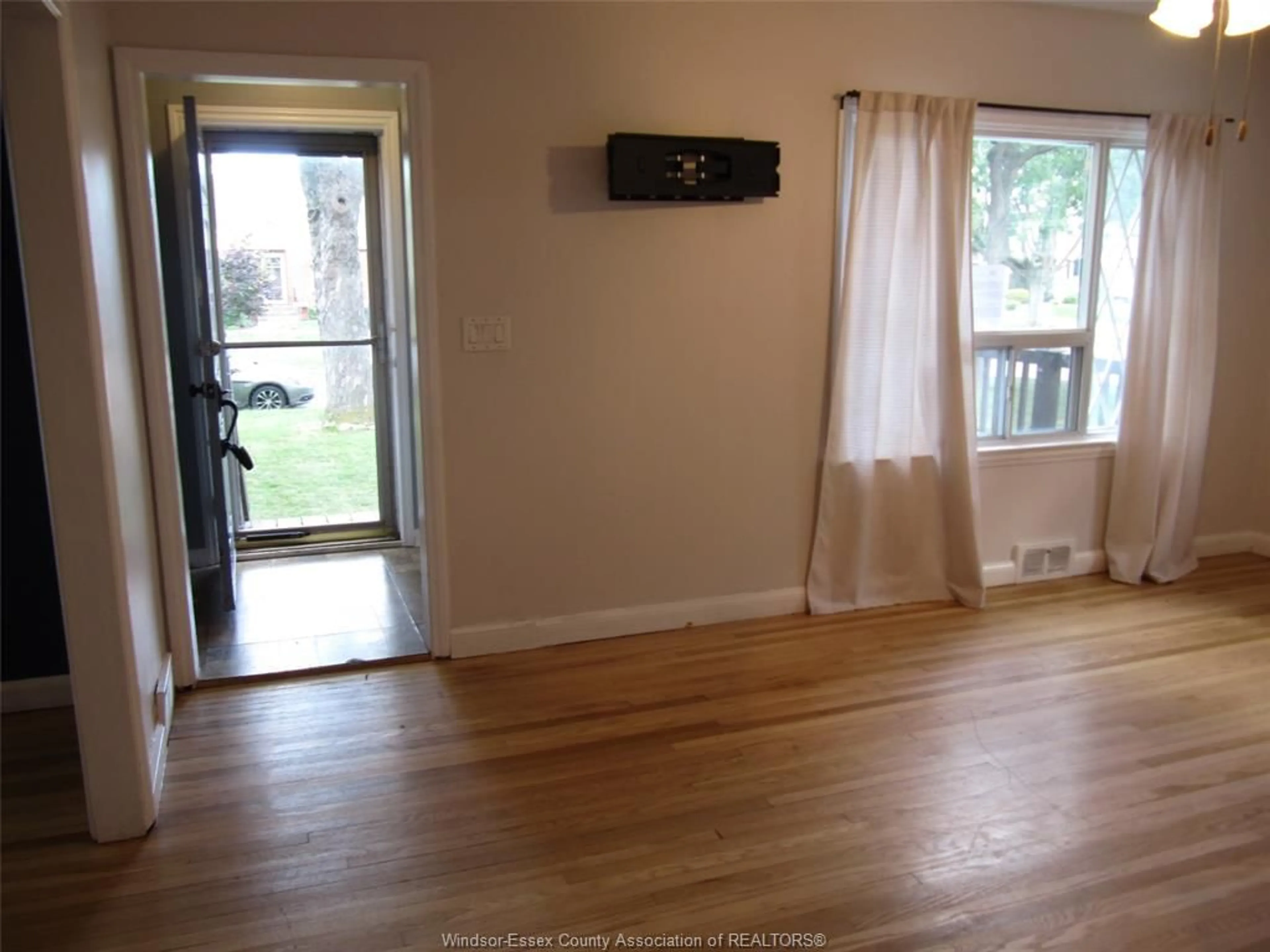 A pic of a room for 909 St. Marys, Windsor Ontario N8S 2V1