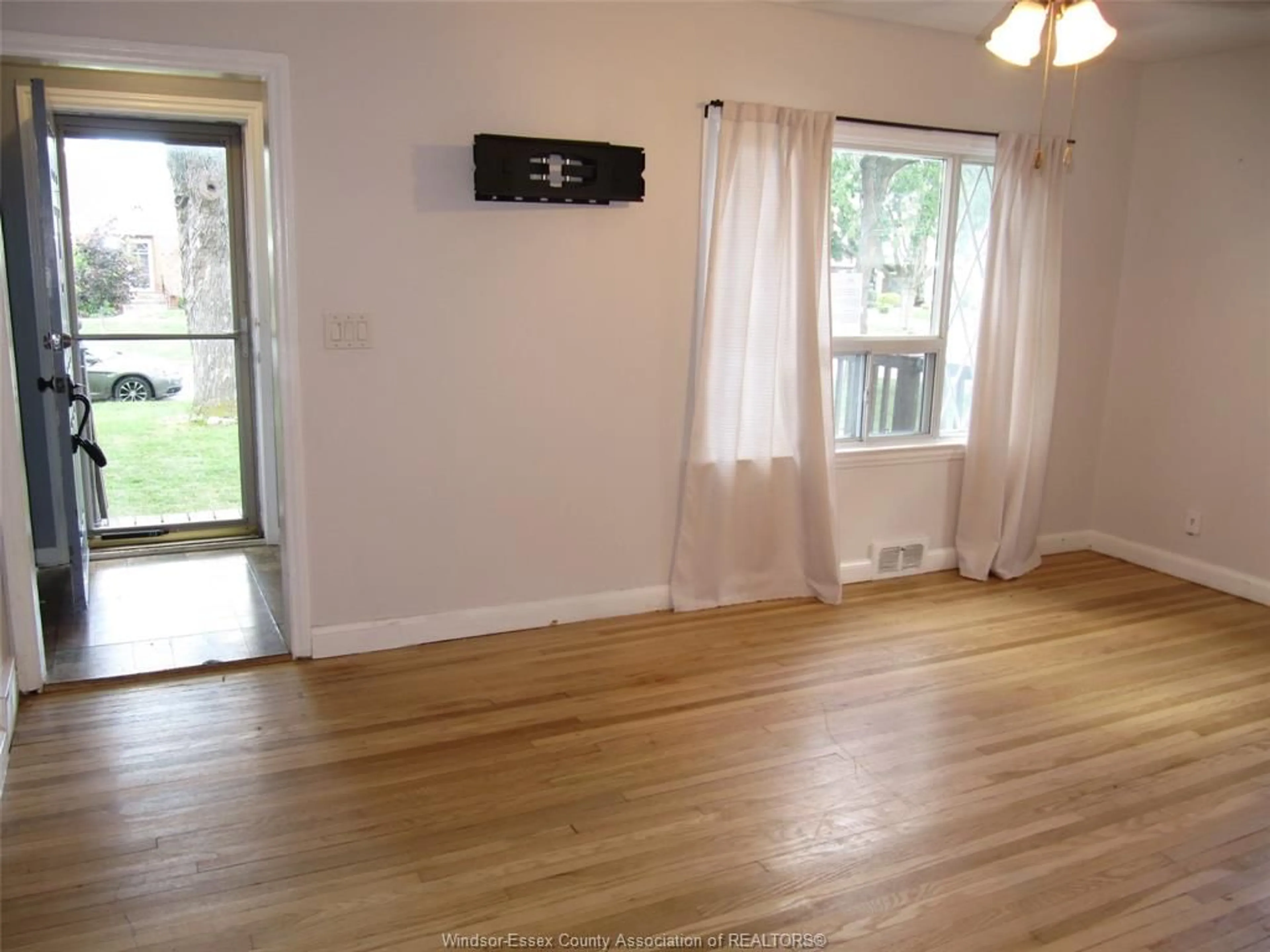A pic of a room for 909 St. Marys, Windsor Ontario N8S 2V1