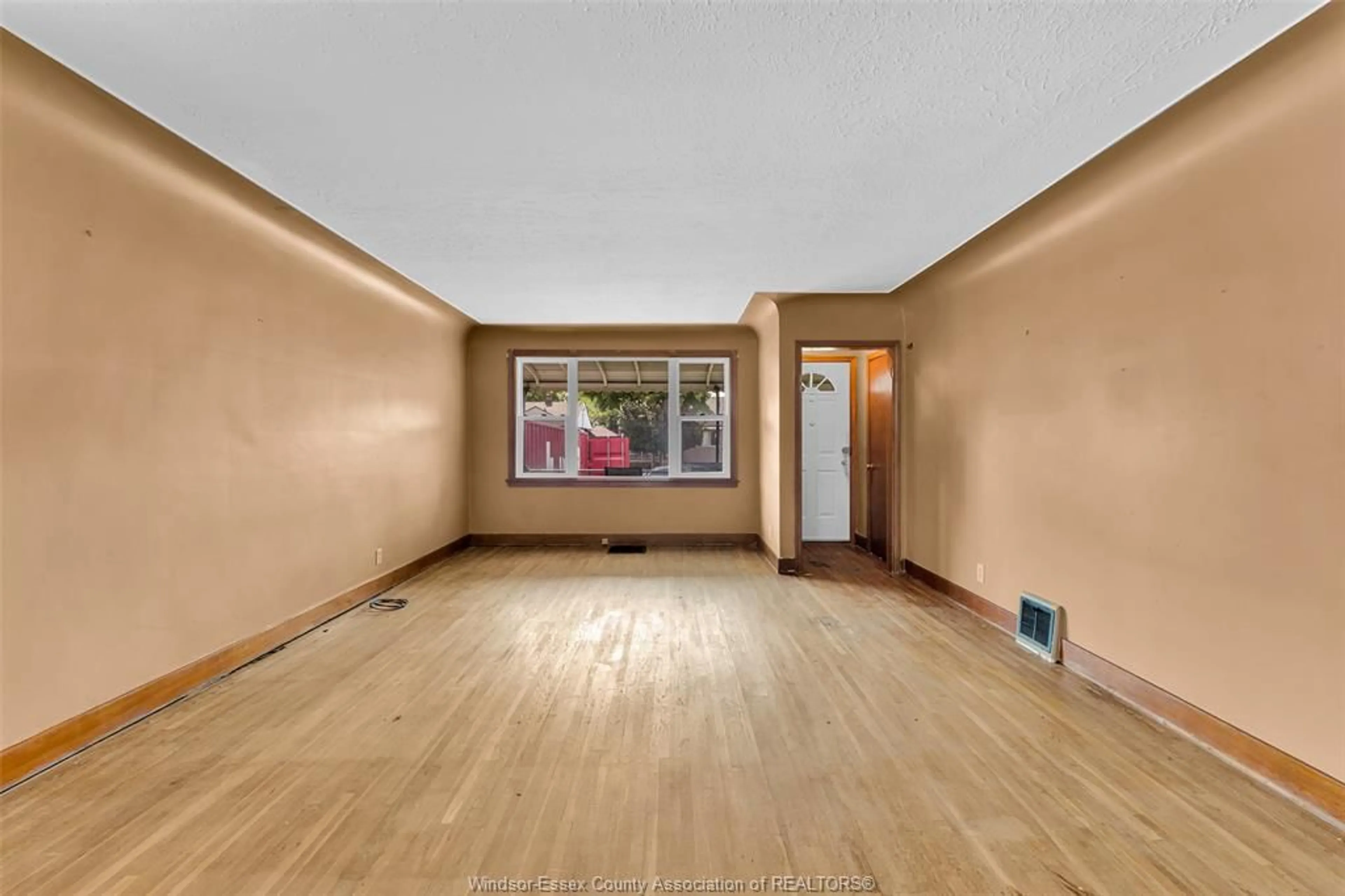 A pic of a room for 2258 parkwood, Windsor Ontario N8W 2J9