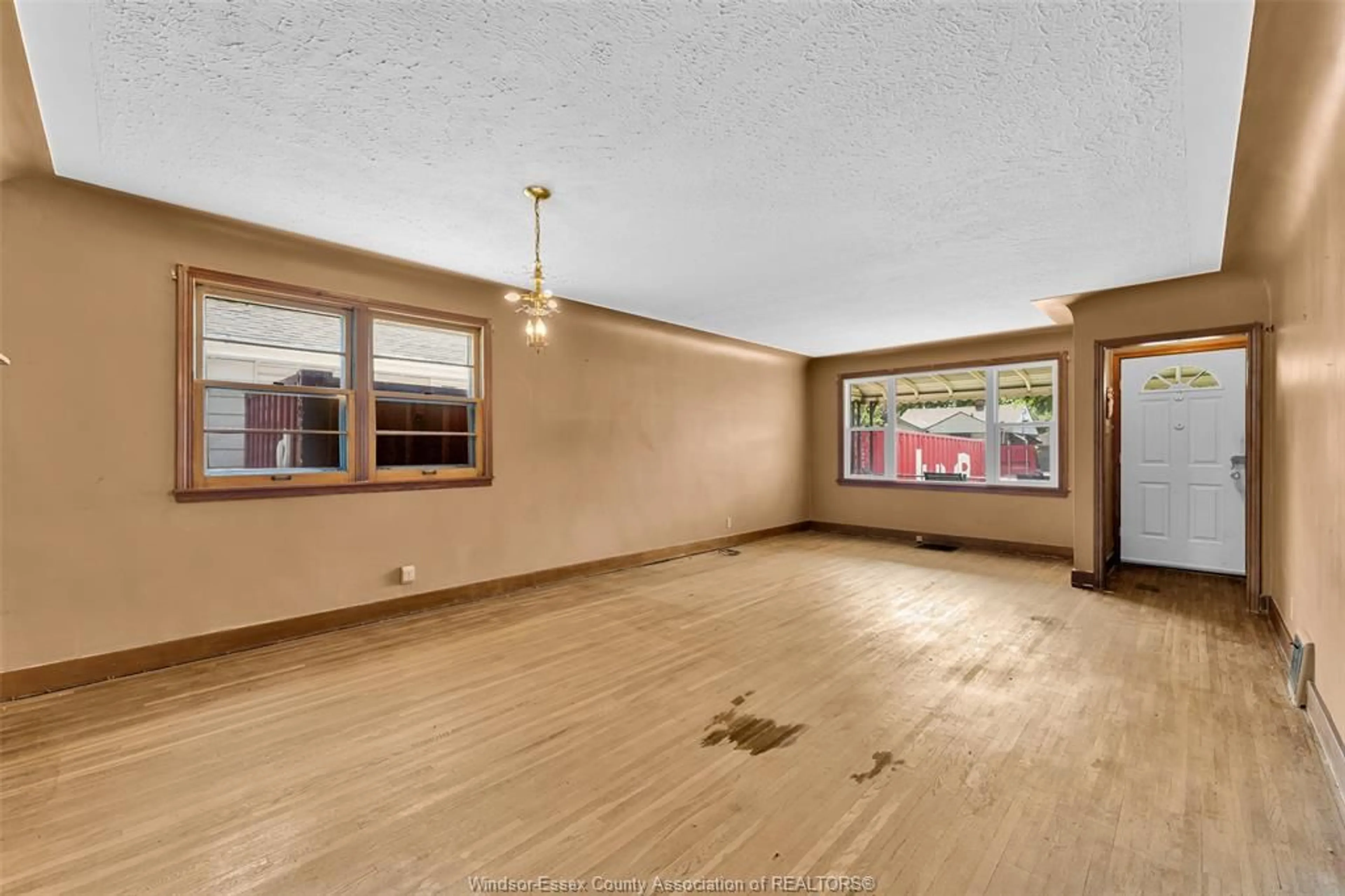 A pic of a room for 2258 parkwood, Windsor Ontario N8W 2J9