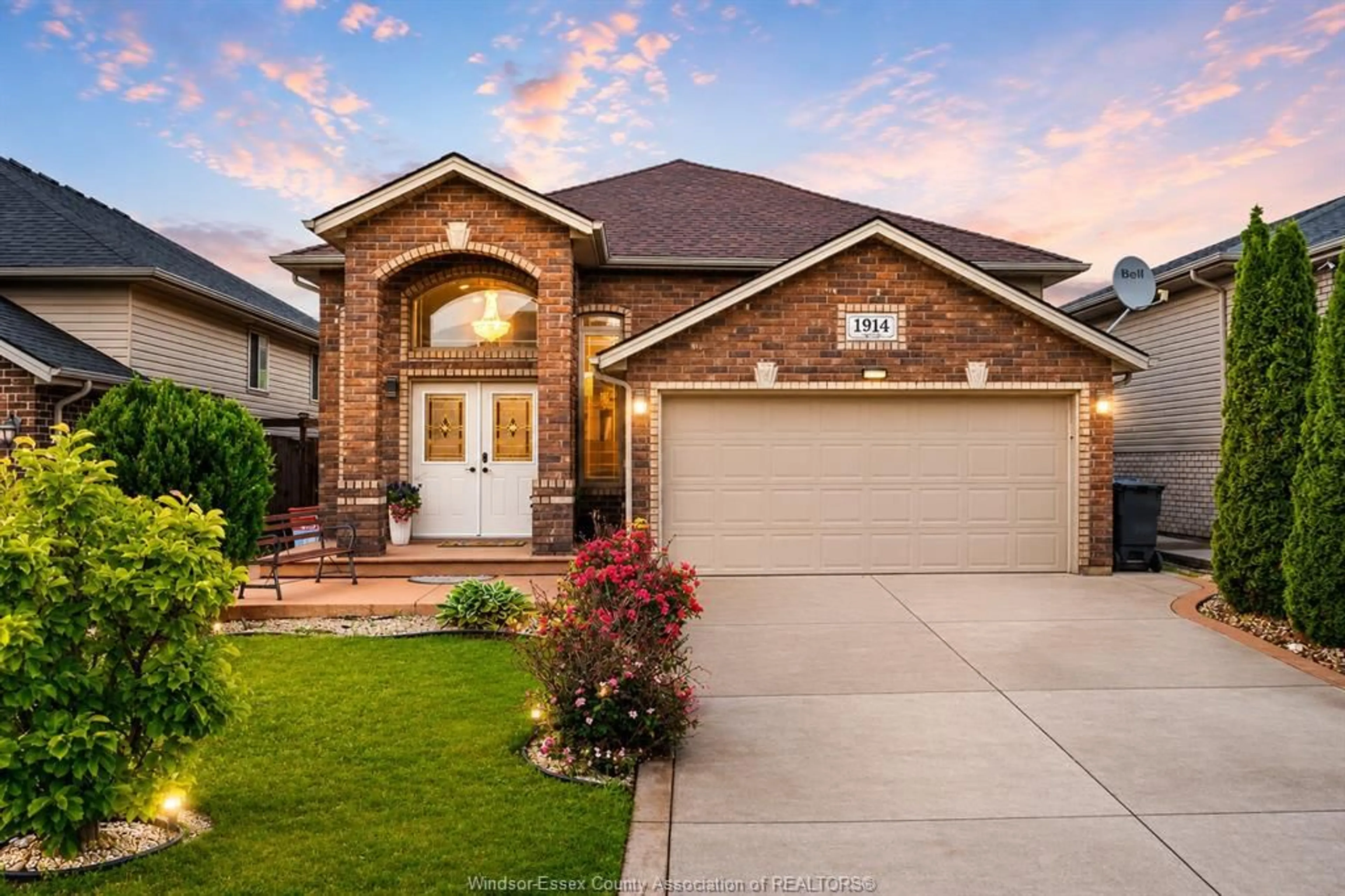 Home with brick exterior material, street for 1914 EVERTS, Windsor Ontario N9B 0B6