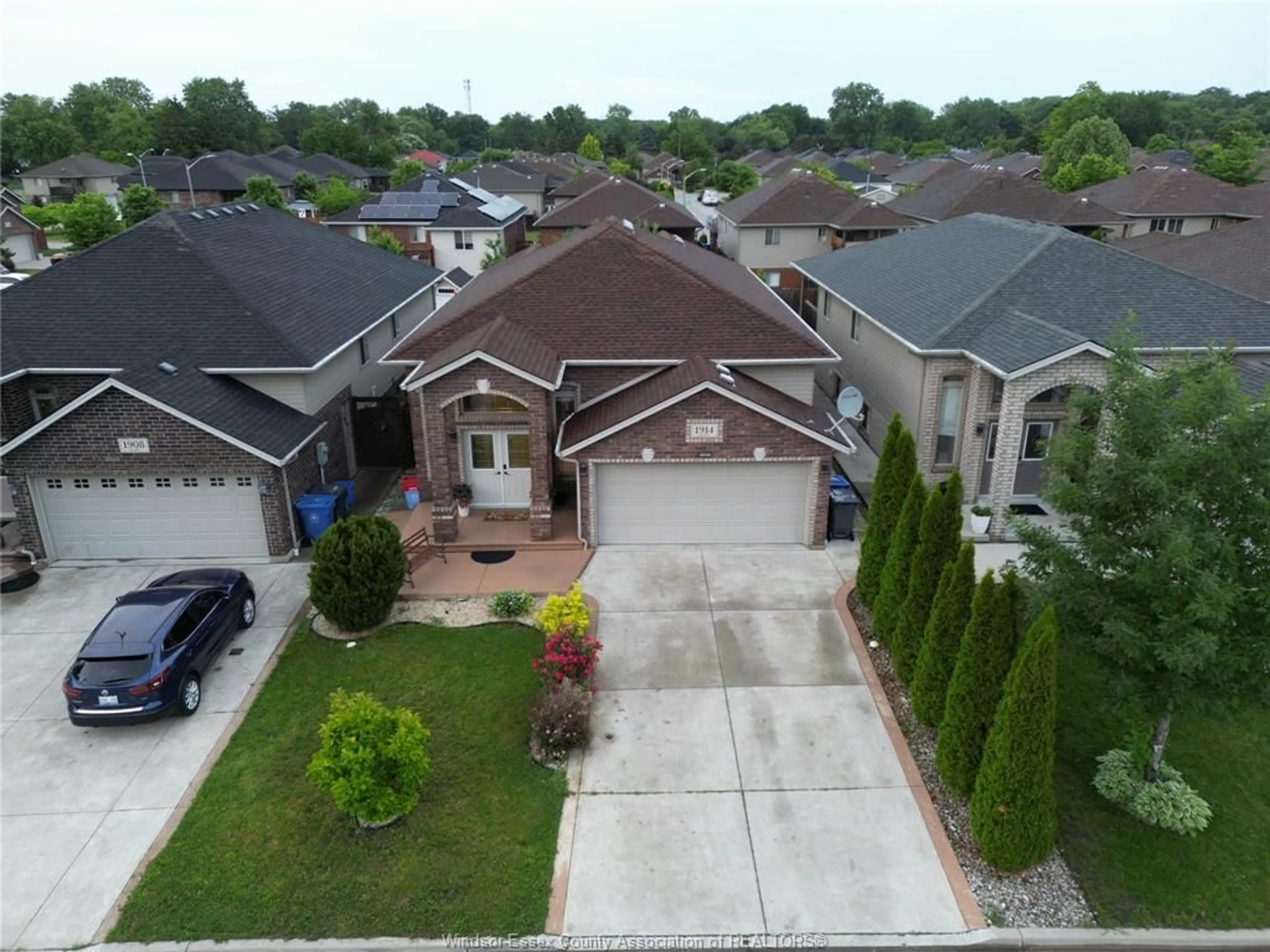 A pic from outside/outdoor area/front of a property/back of a property/a pic from drone, street for 1914 EVERTS, Windsor Ontario N9B 0B6