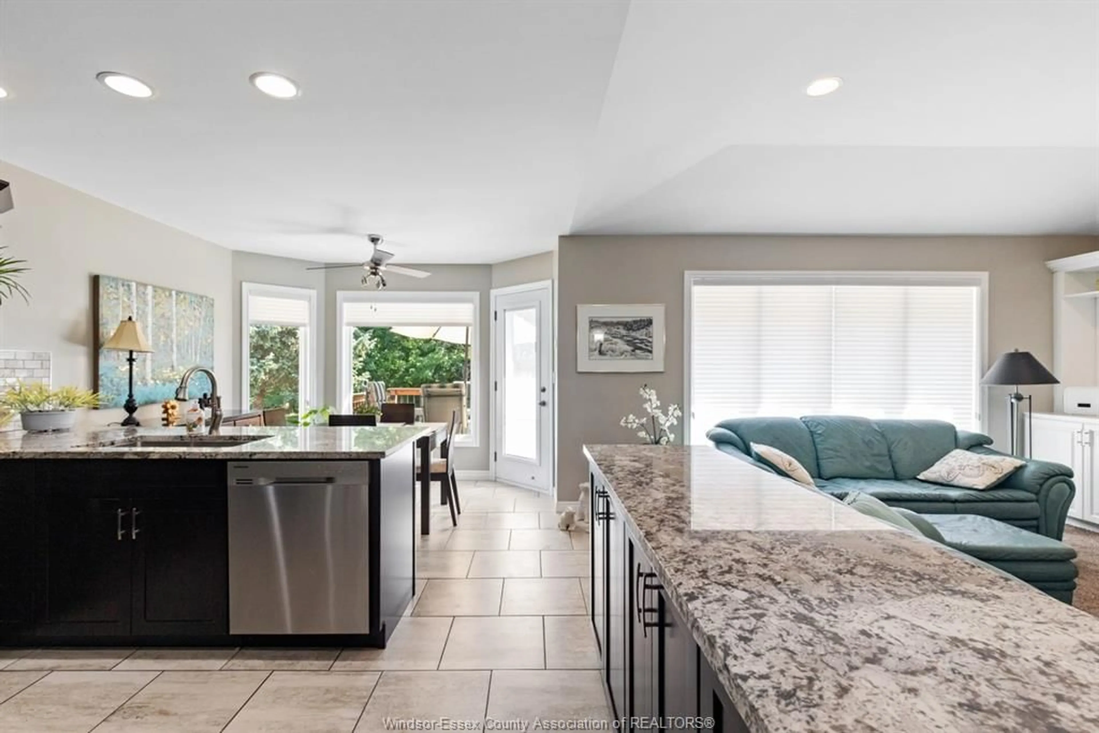 Open concept kitchen, ceramic/tile floor for 522 BREEZEWOOD St, Windsor Ontario N8P 1H4