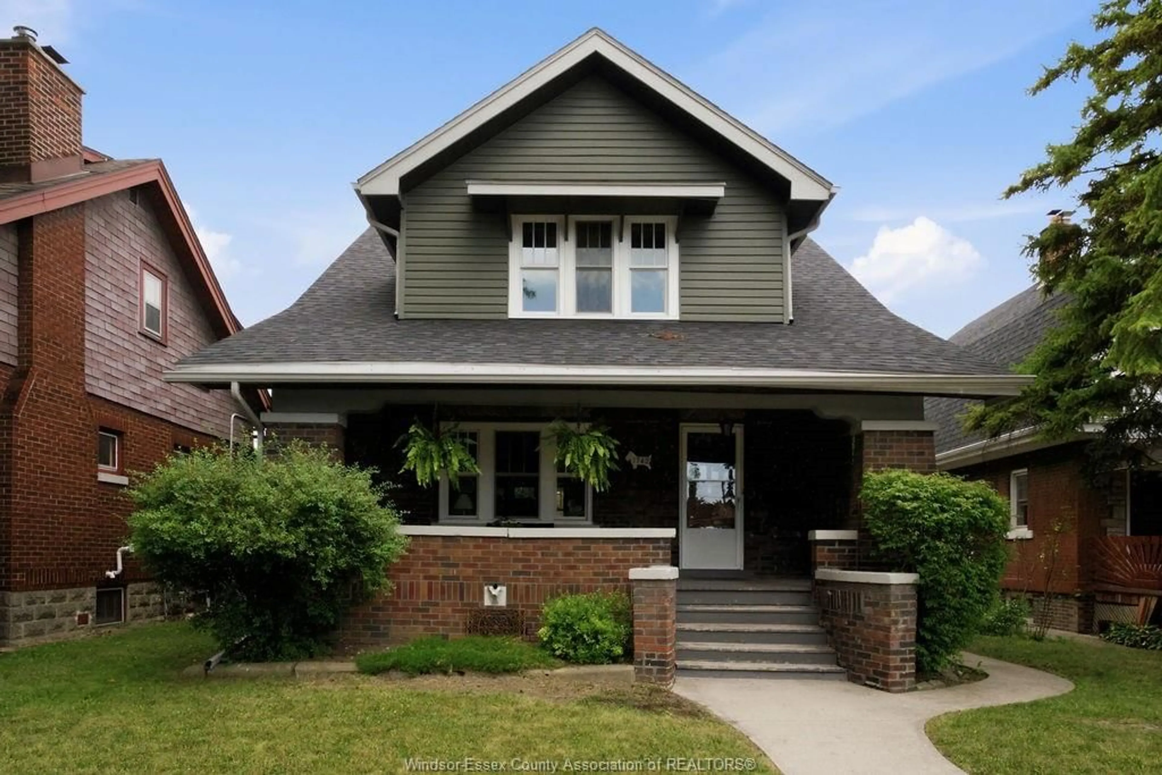 Home with brick exterior material, street for 1742 ONEIDA Crt, Windsor Ontario N8Y 1S8