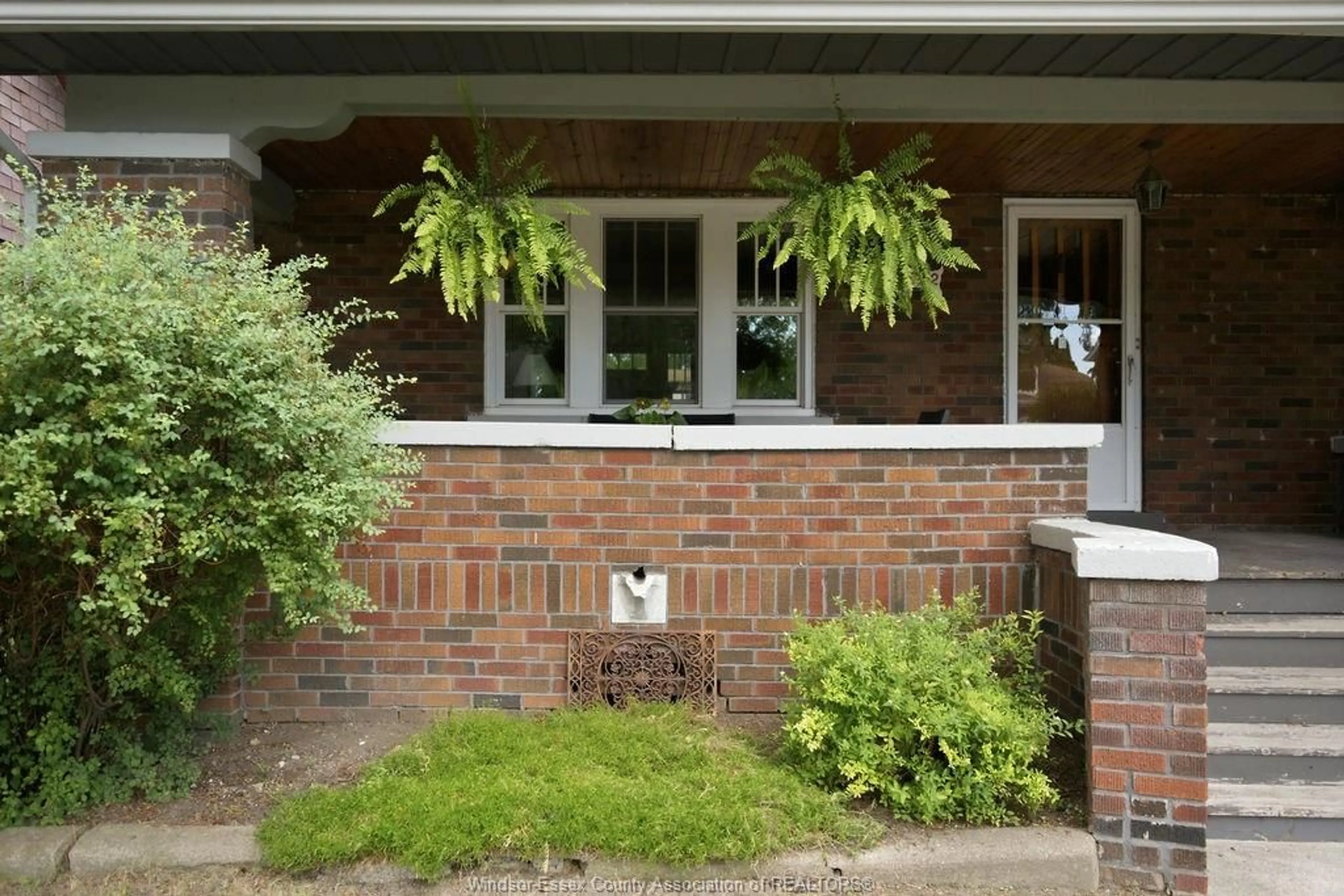 Home with brick exterior material, street for 1742 ONEIDA Crt, Windsor Ontario N8Y 1S8