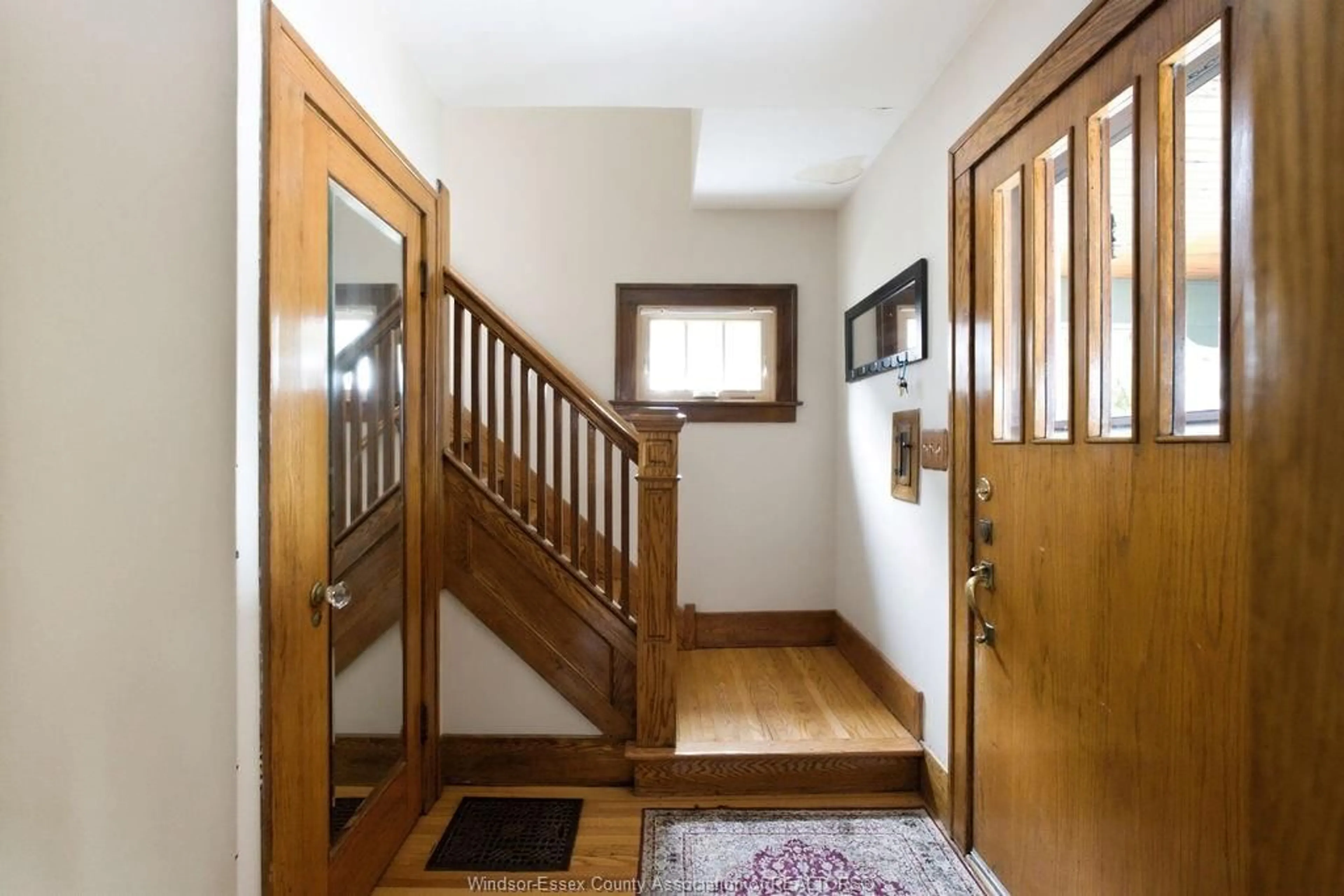 Indoor foyer for 1742 ONEIDA Crt, Windsor Ontario N8Y 1S8