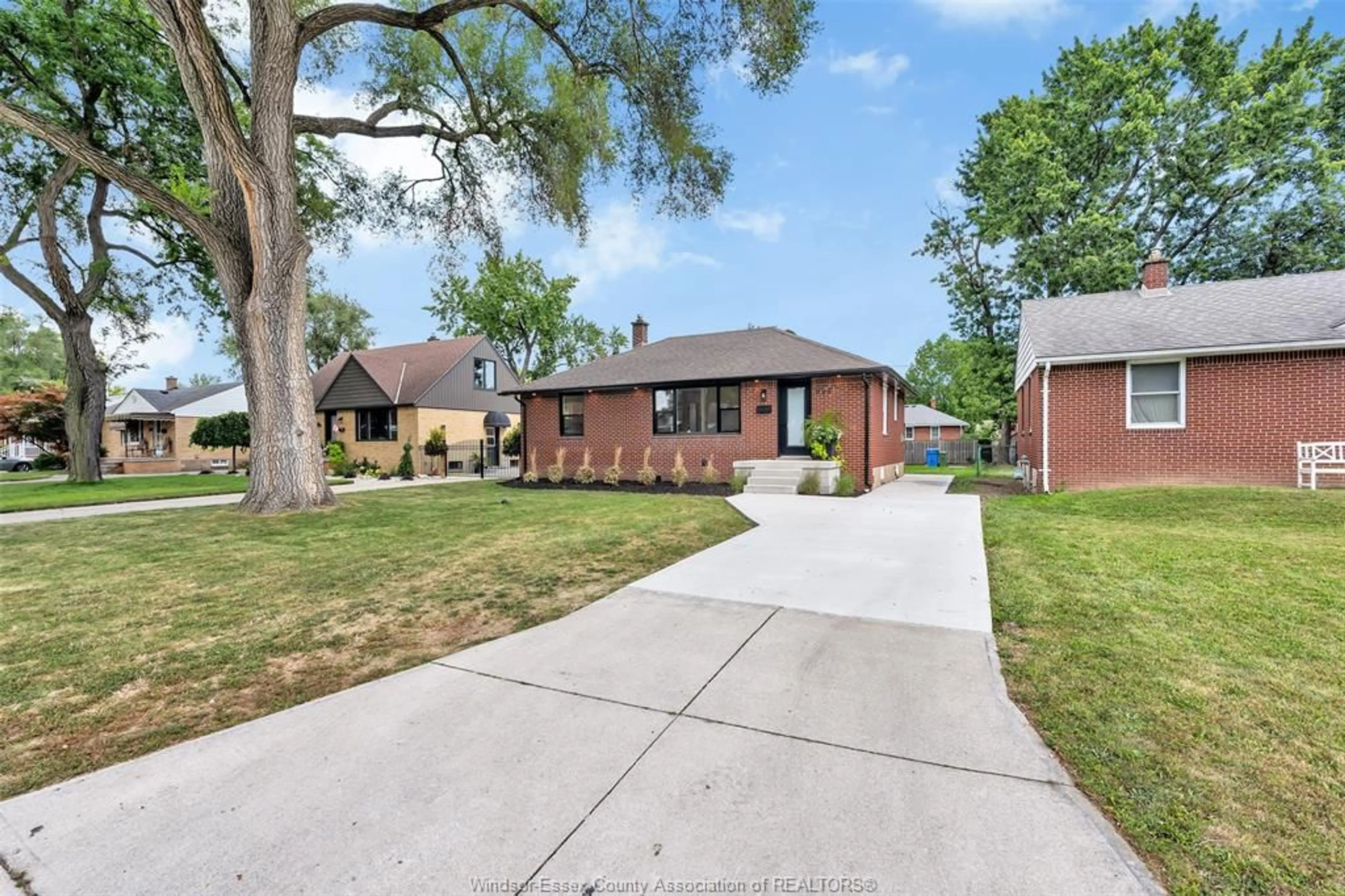 Home with brick exterior material, street for 994 ISABELLE, Windsor Ontario N8S 3B2
