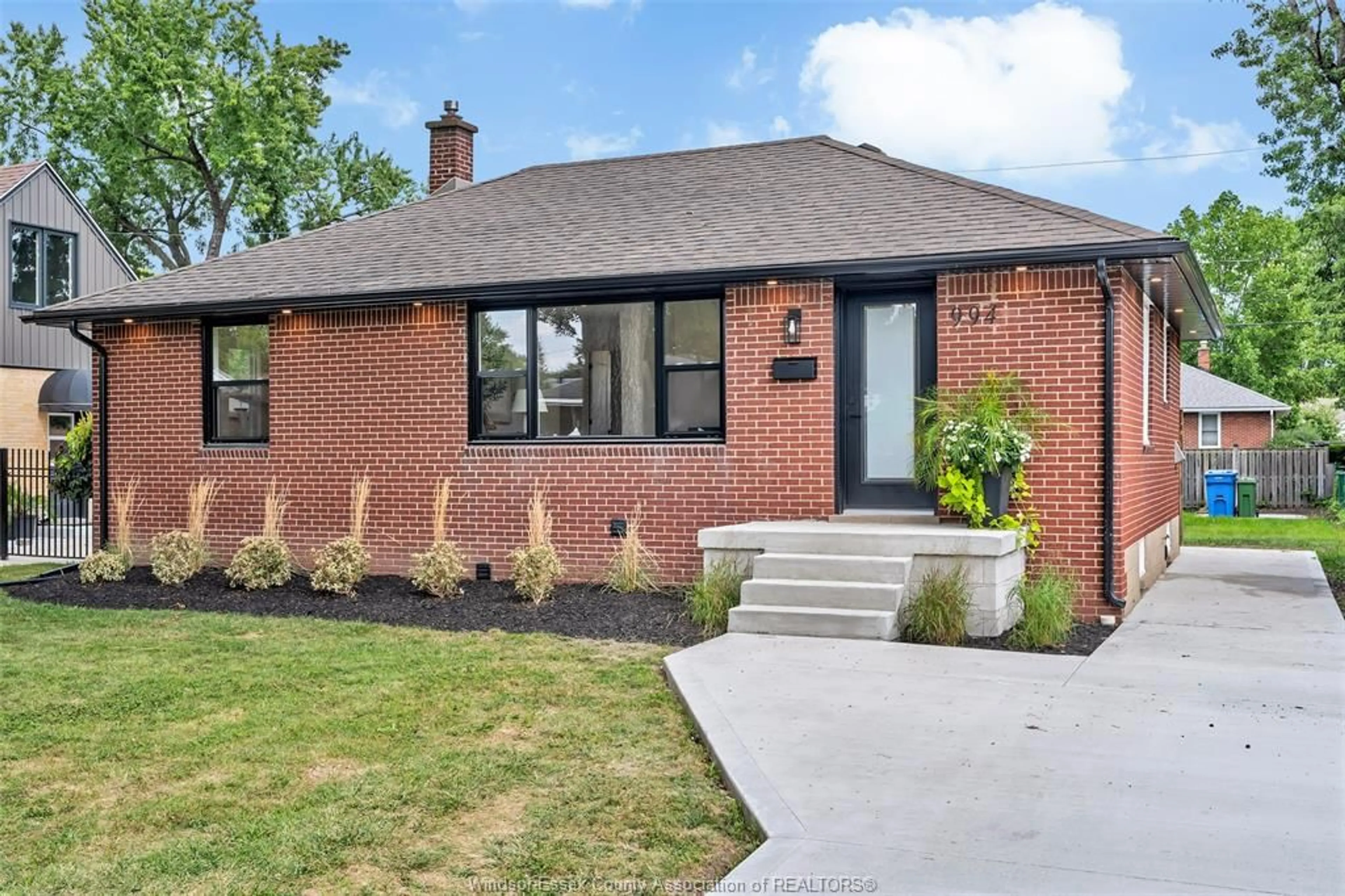 Home with brick exterior material, street for 994 ISABELLE, Windsor Ontario N8S 3B2