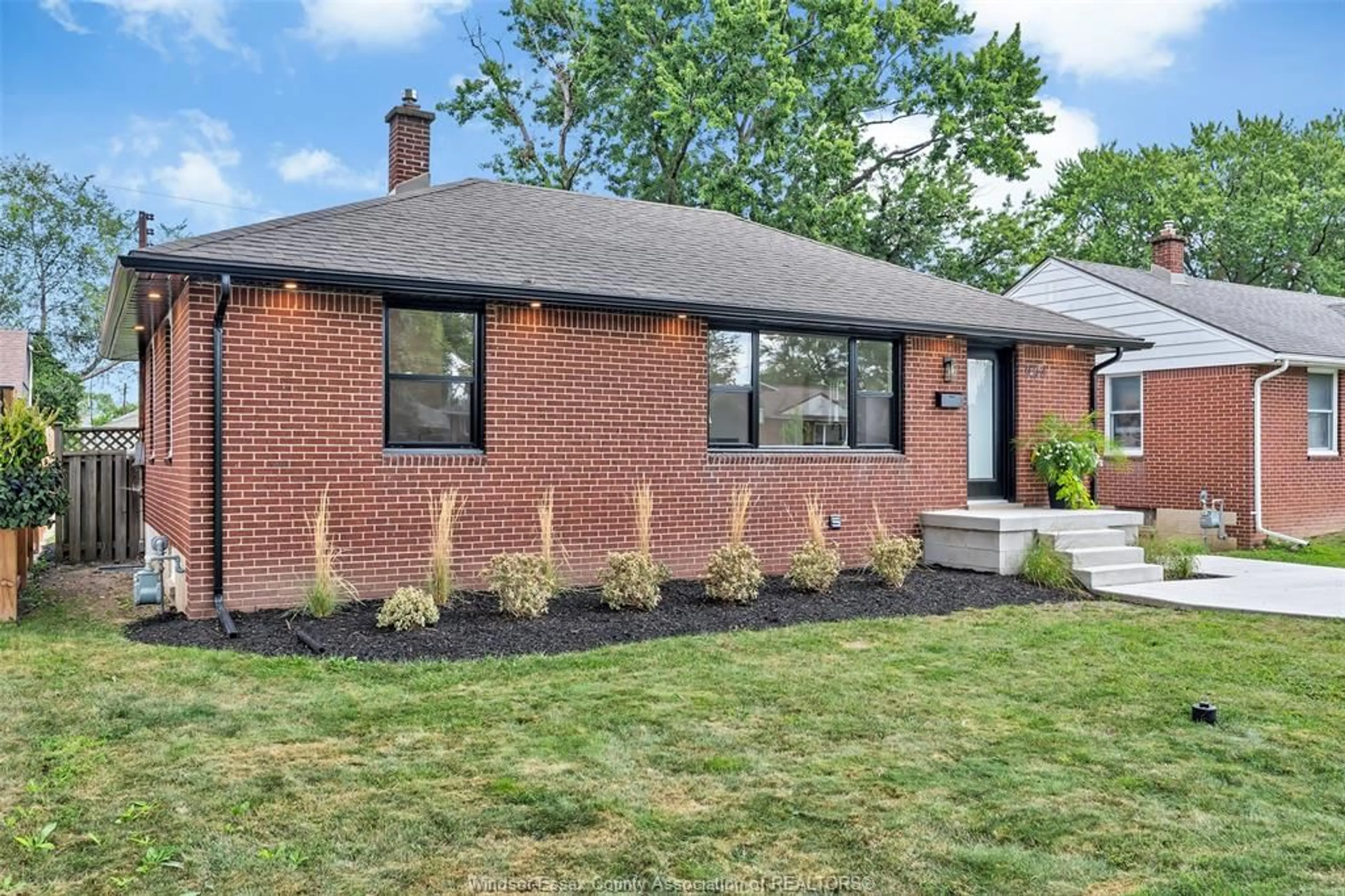 Home with brick exterior material, street for 994 ISABELLE, Windsor Ontario N8S 3B2
